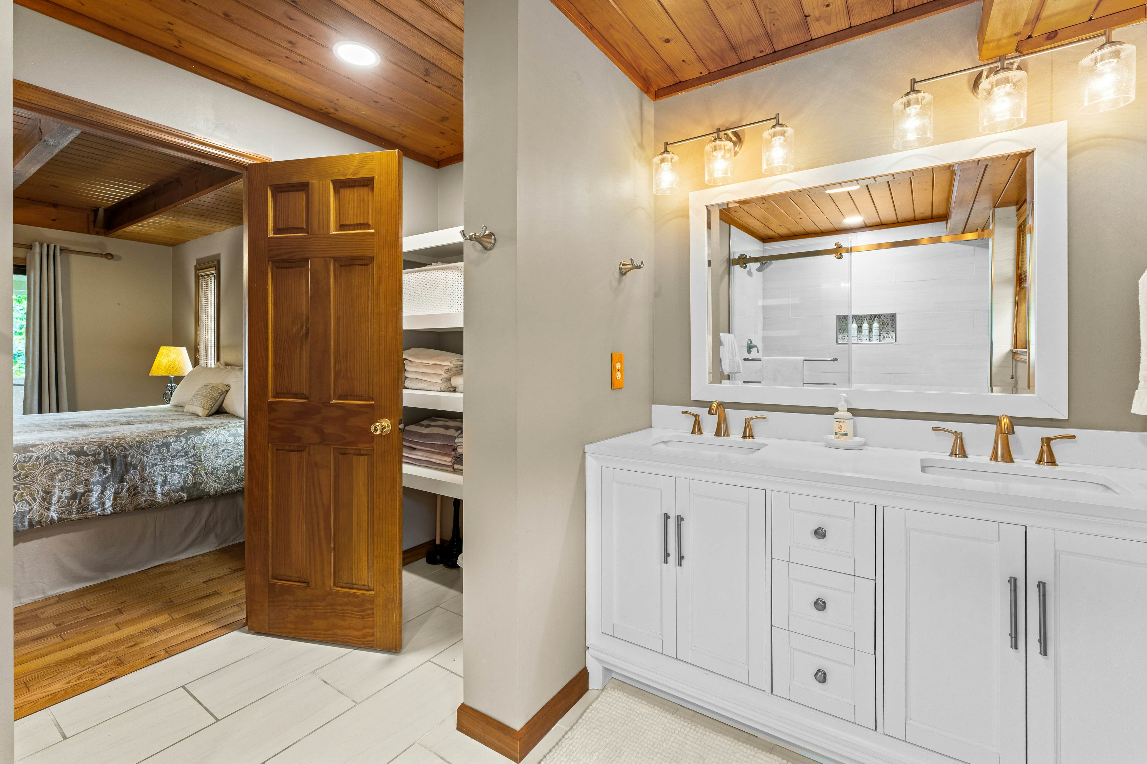 Spacious Lakefront Home, Sleeps 8・Dock・Pool Table