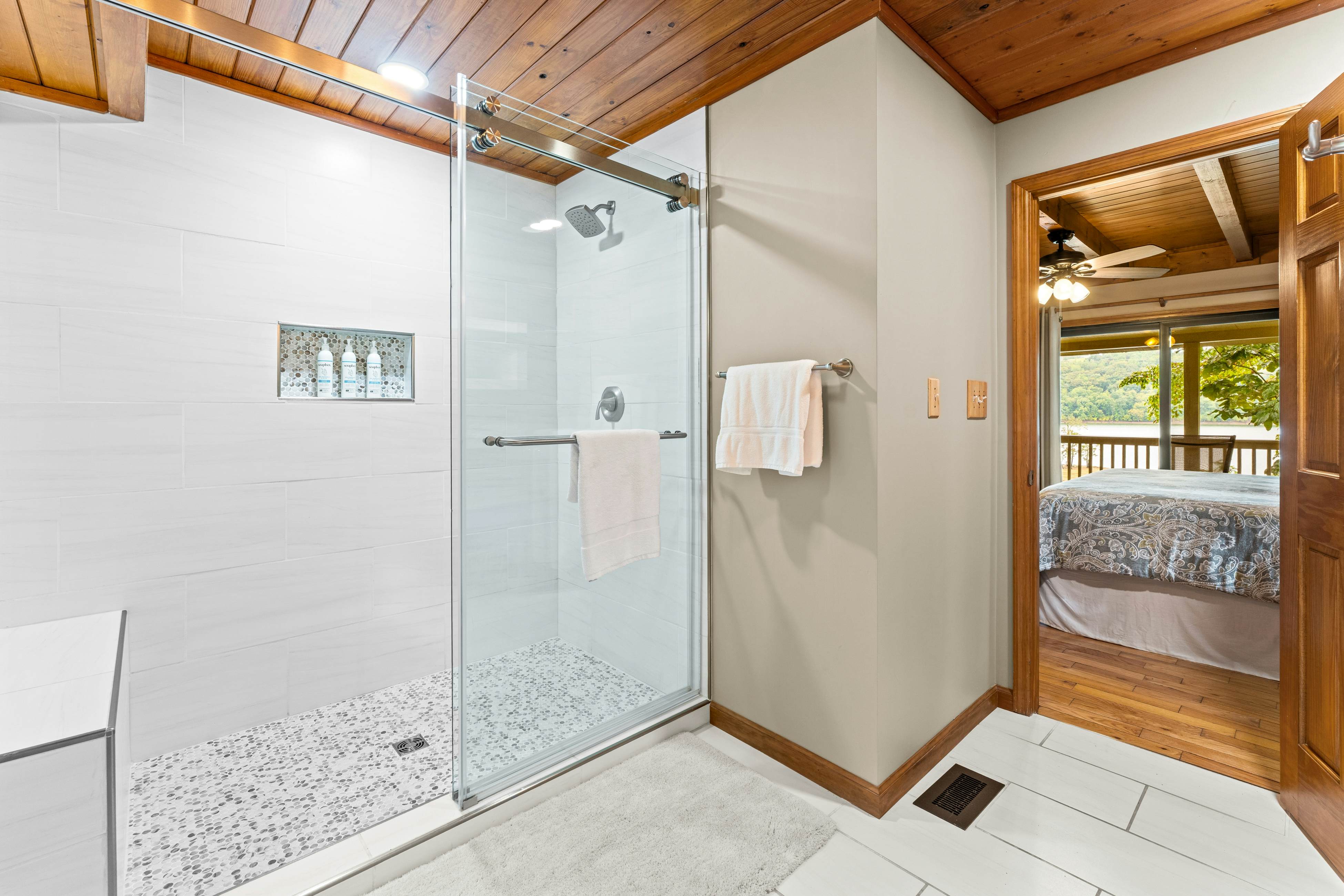 Spacious Lakefront Home, Sleeps 8・Dock・Pool Table