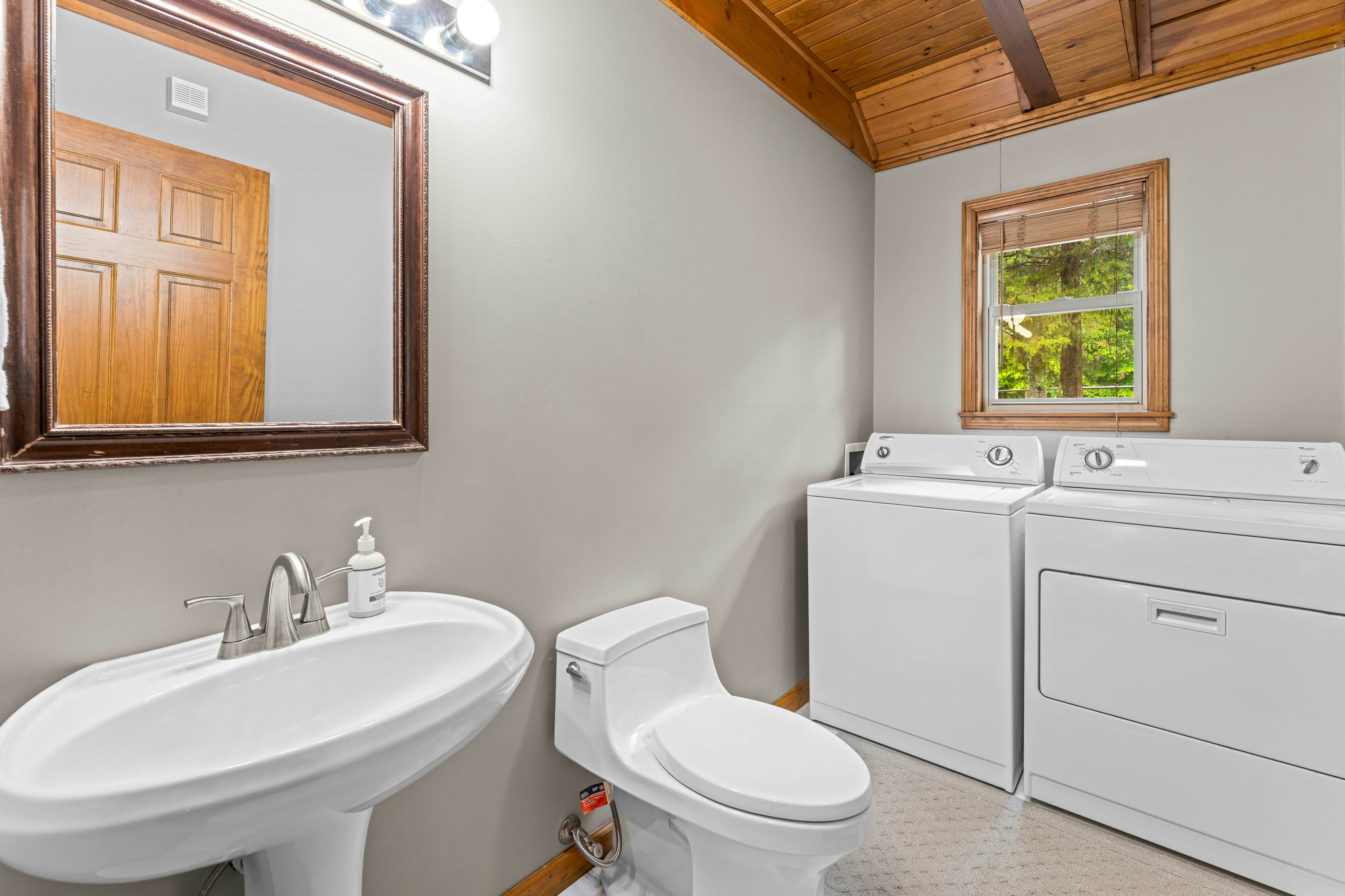 Spacious Lakefront Home, Sleeps 8・Dock・Pool Table