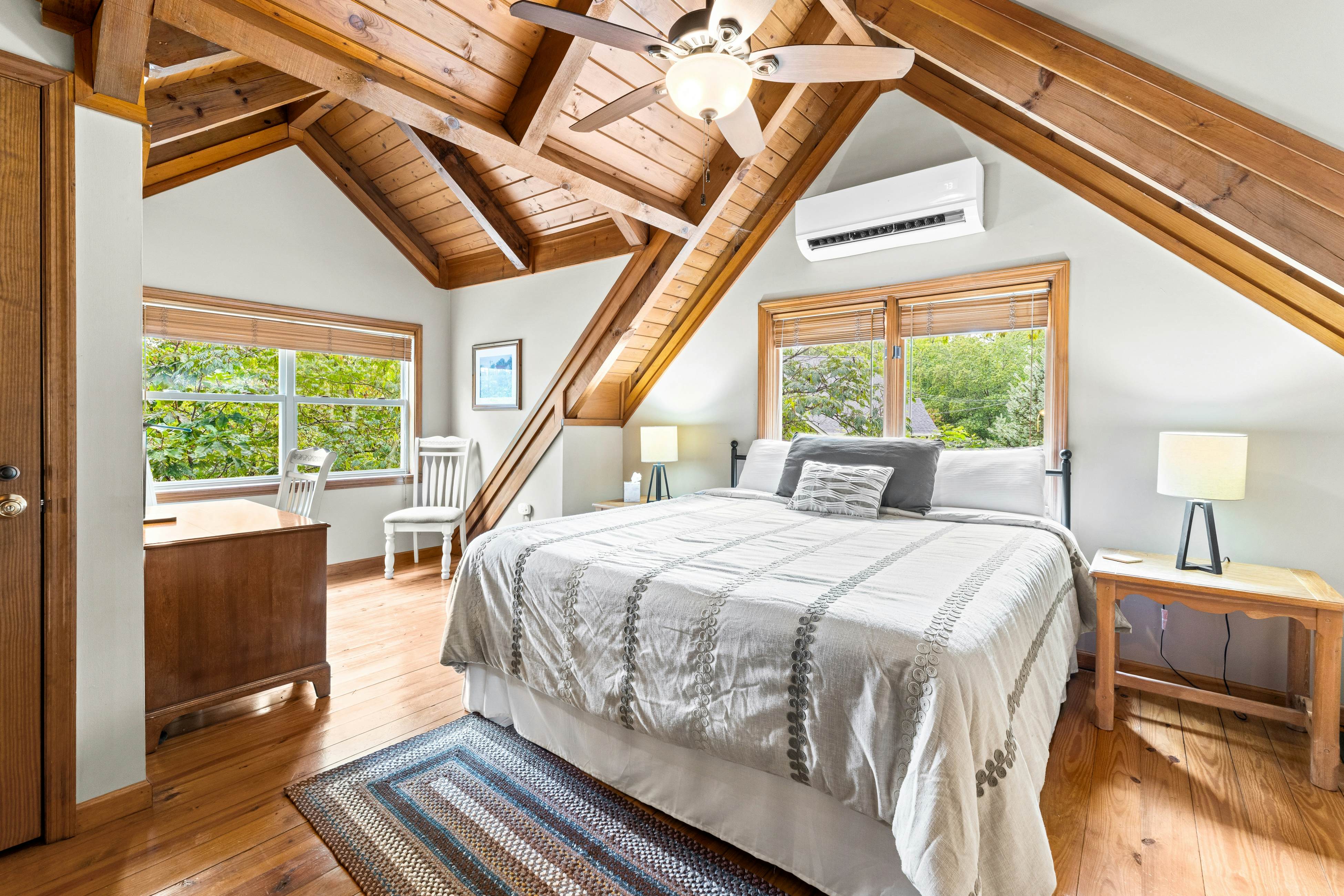 Spacious Lakefront Home, Sleeps 8・Dock・Pool Table