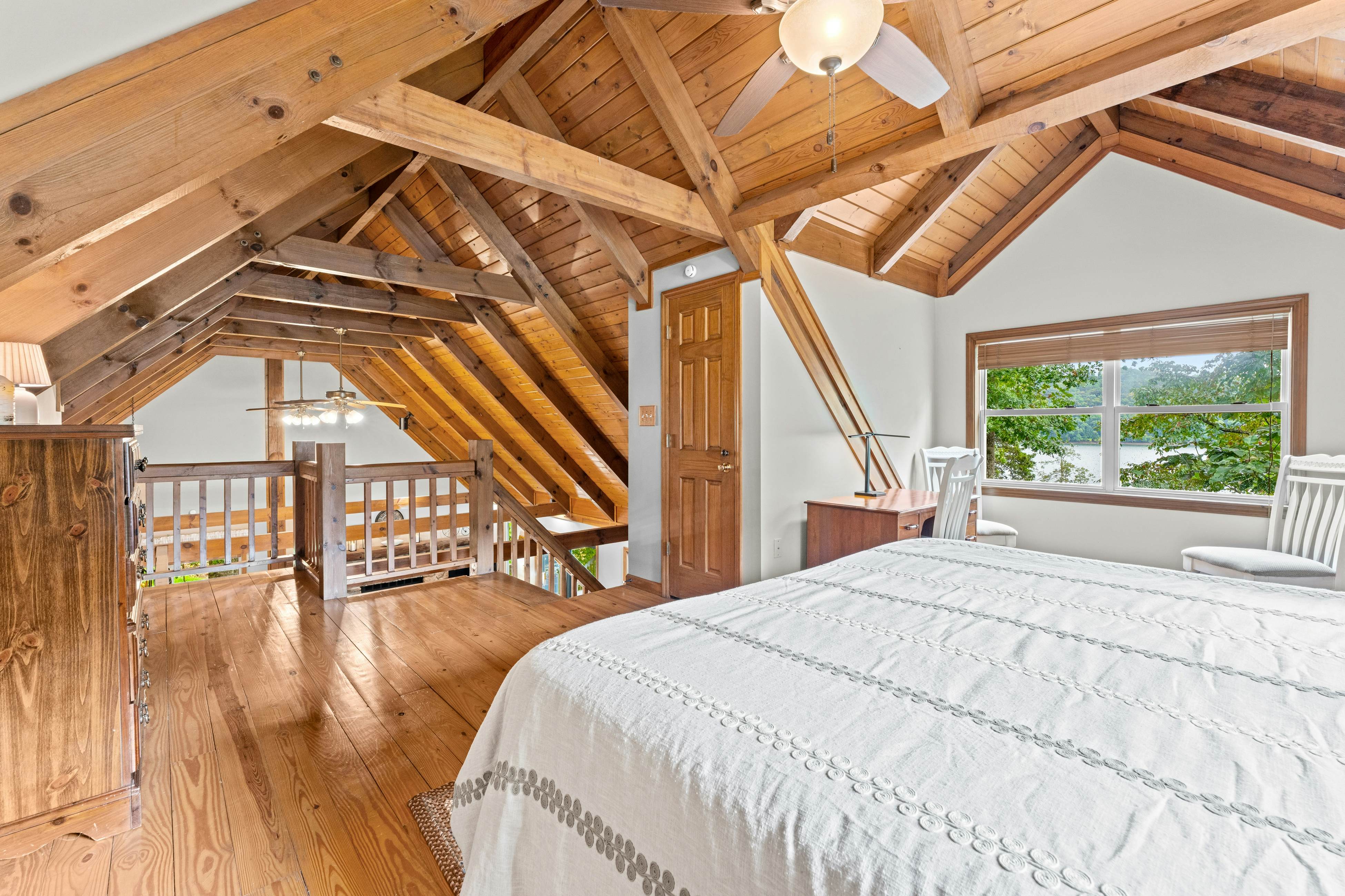 Spacious Lakefront Home, Sleeps 8・Dock・Pool Table