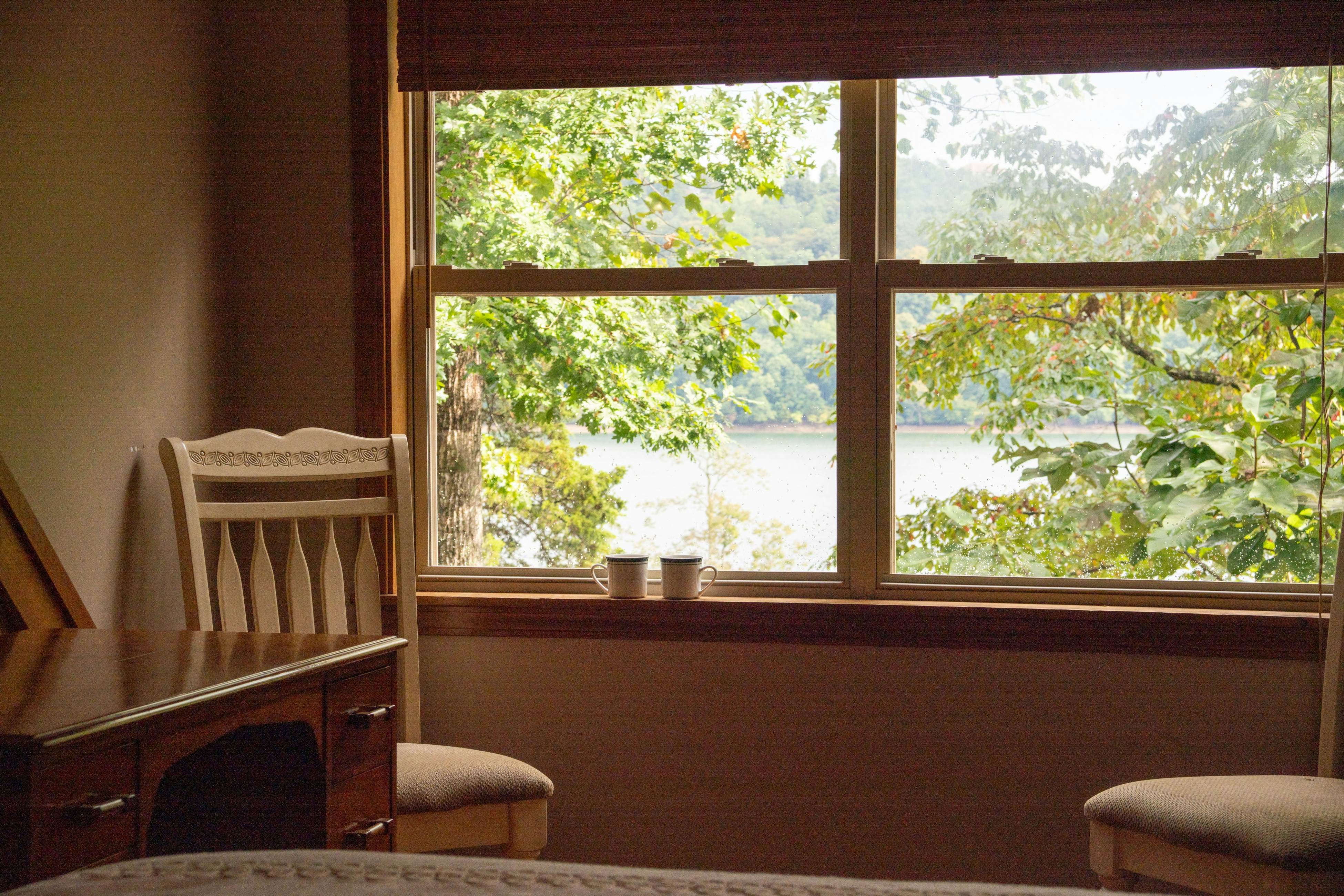 Spacious Lakefront Home, Sleeps 8・Dock・Pool Table