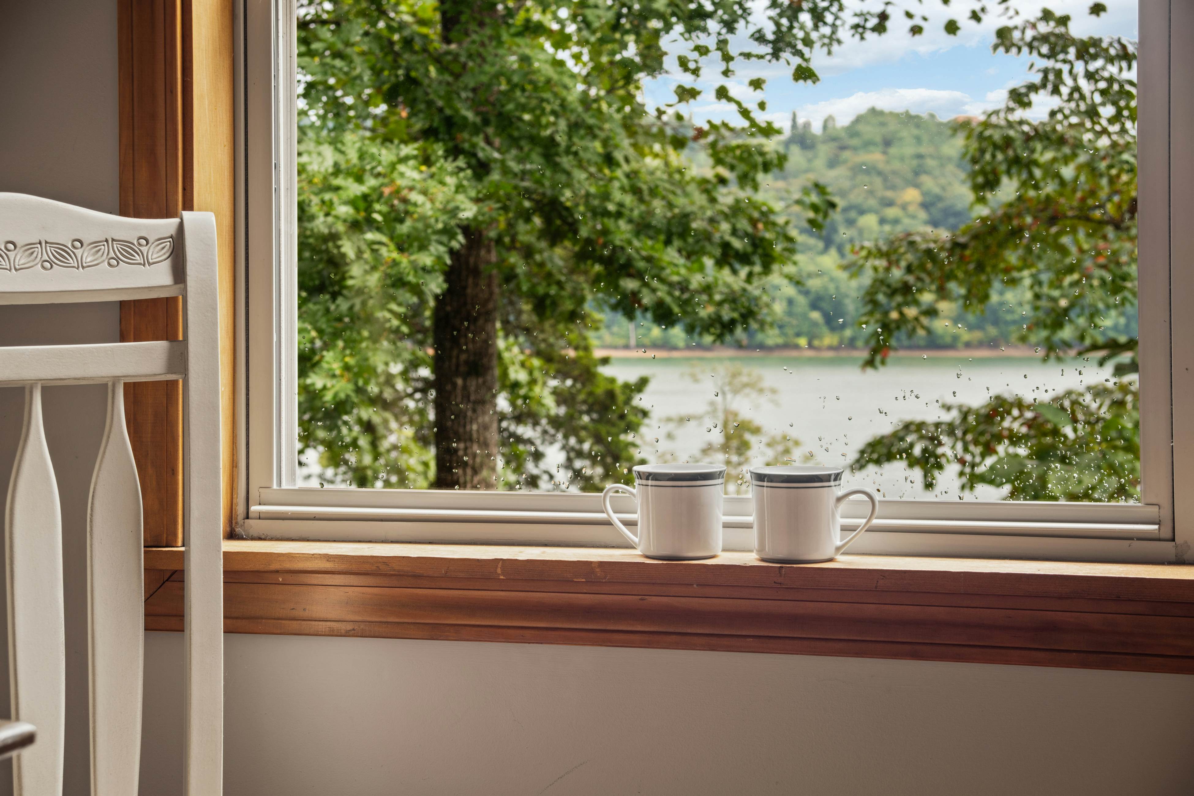 Spacious Lakefront Home, Sleeps 8・Dock・Pool Table