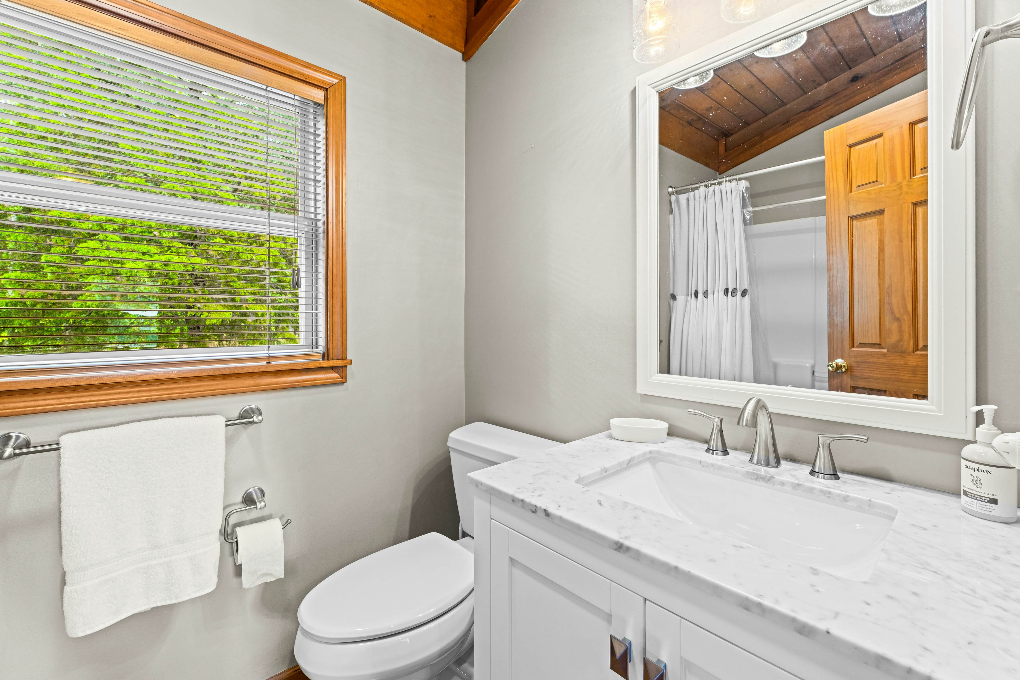 Spacious Lakefront Home, Sleeps 8・Dock・Pool Table