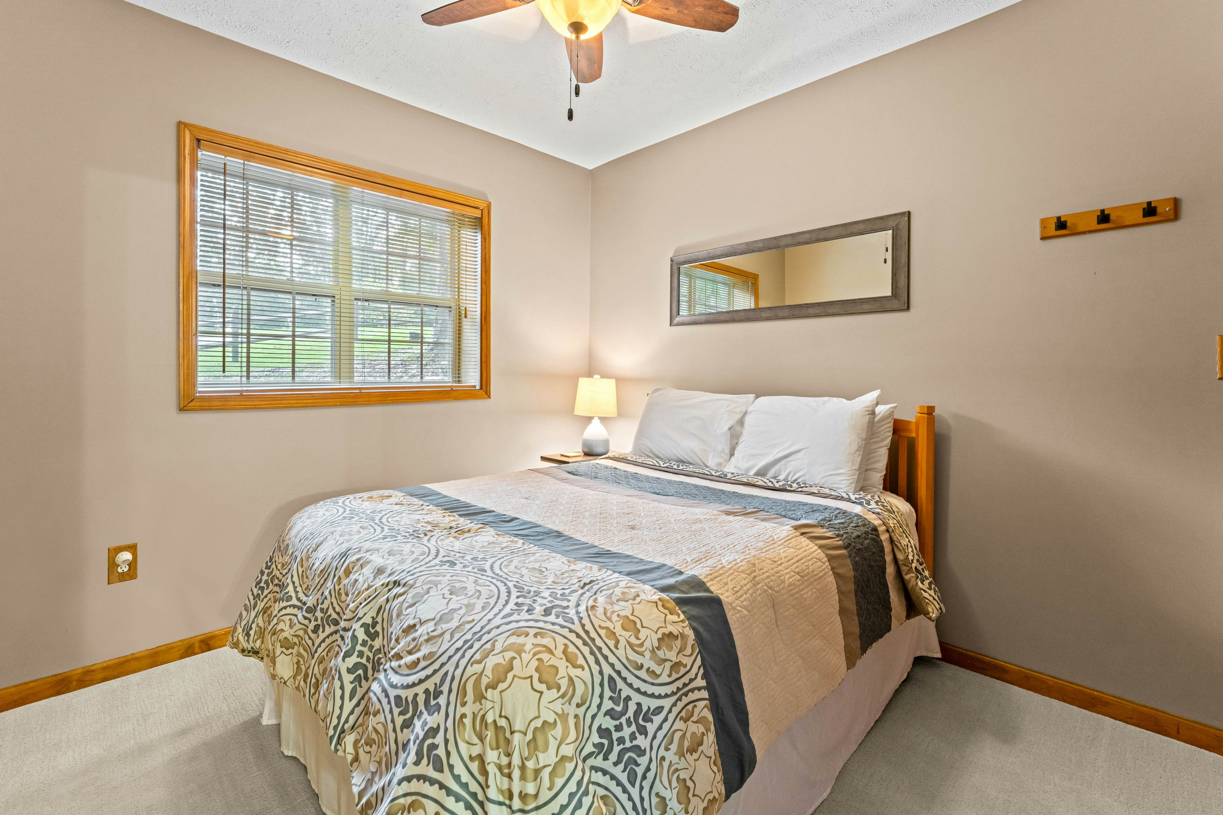 Spacious Lakefront Home, Sleeps 8・Dock・Pool Table