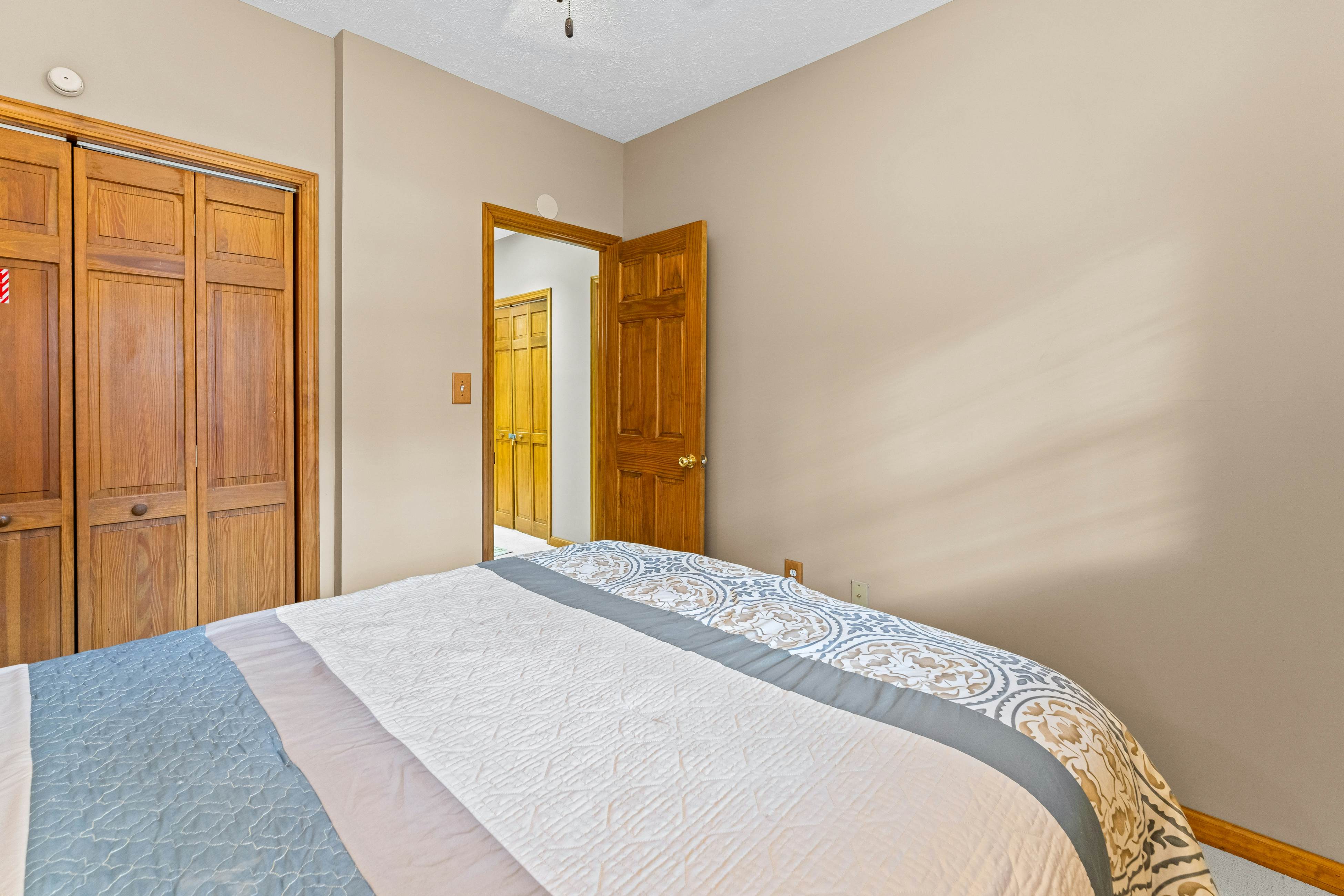 Spacious Lakefront Home, Sleeps 8・Dock・Pool Table