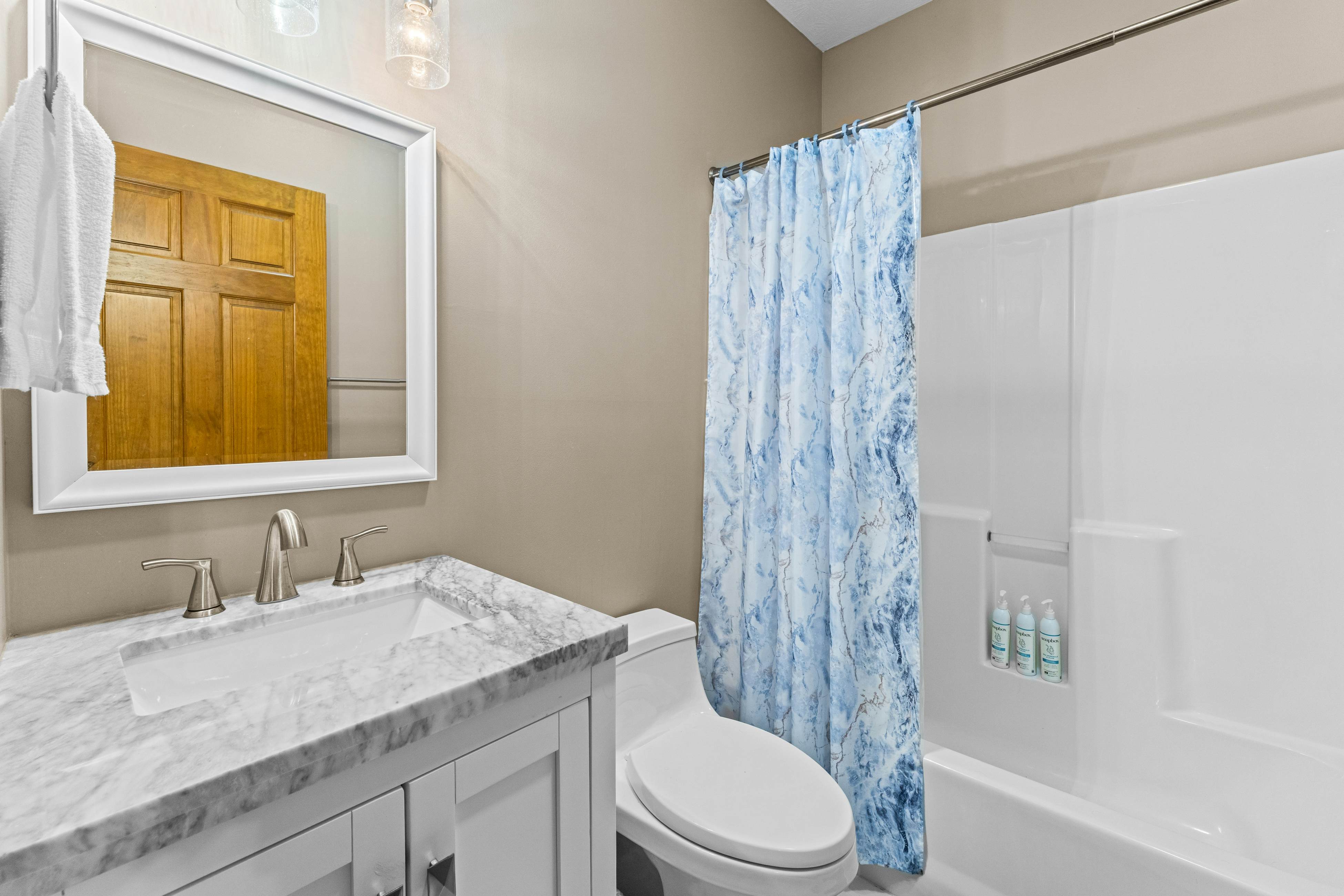 Spacious Lakefront Home, Sleeps 8・Dock・Pool Table