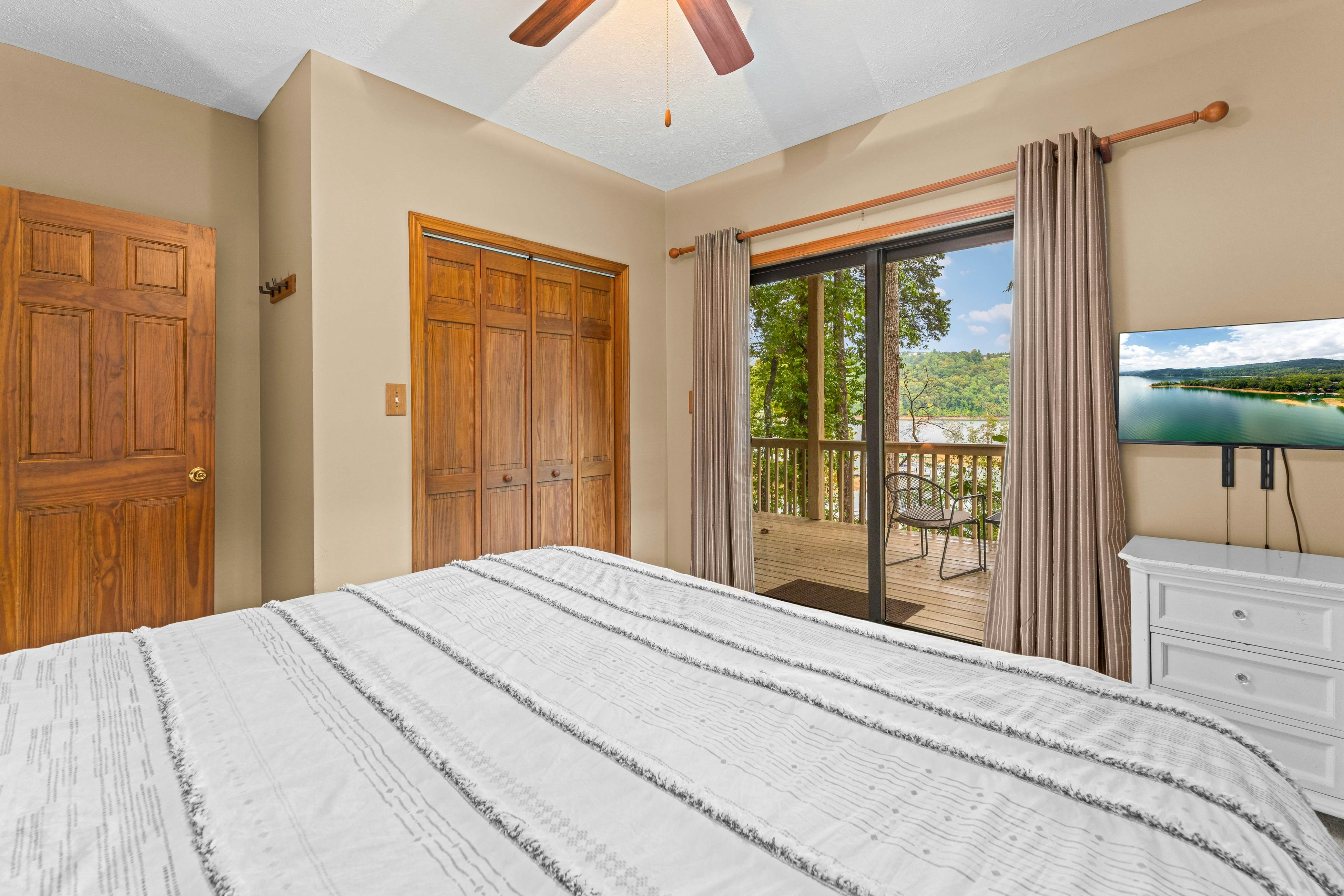 Spacious Lakefront Home, Sleeps 8・Dock・Pool Table