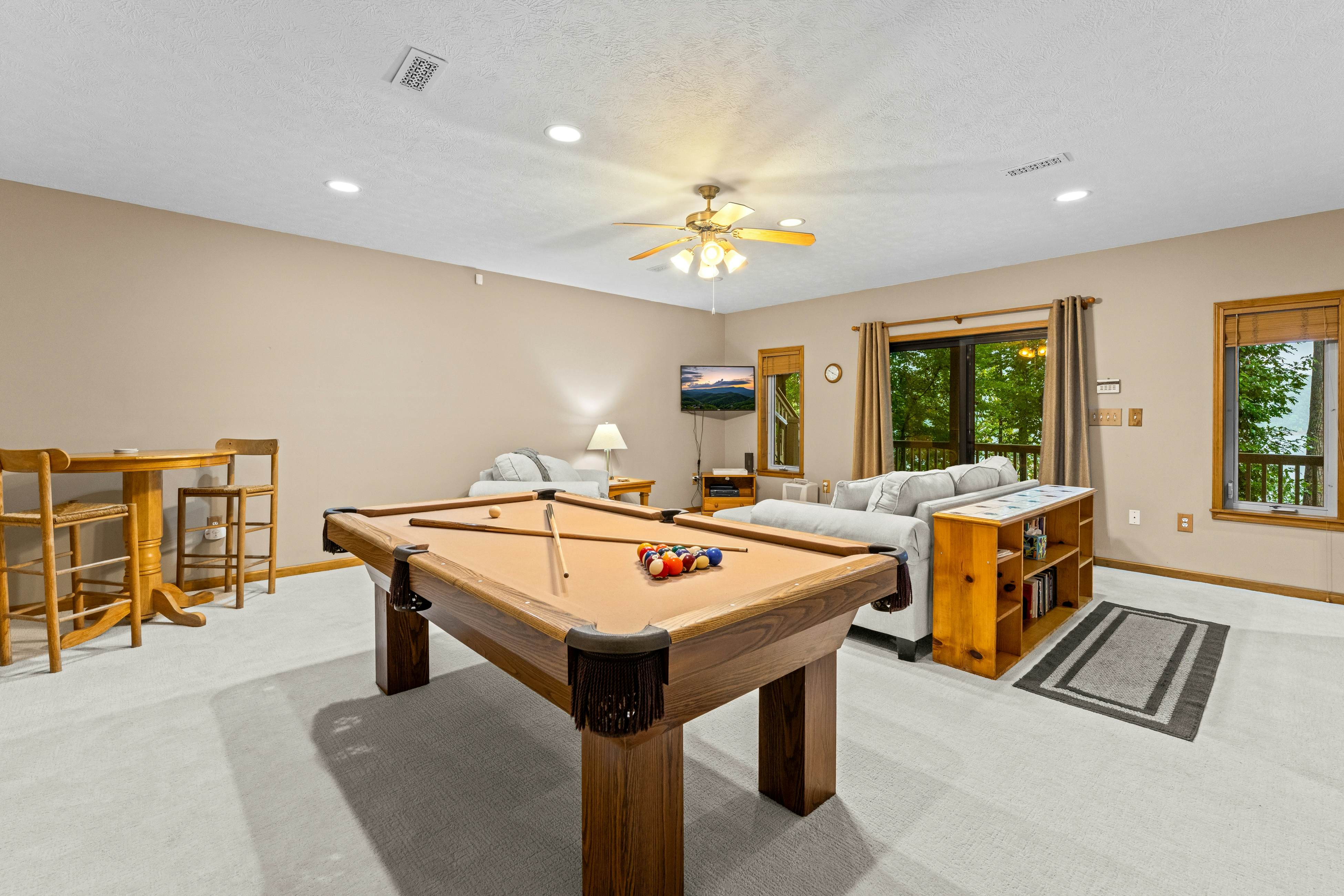 Spacious Lakefront Home, Sleeps 8・Dock・Pool Table