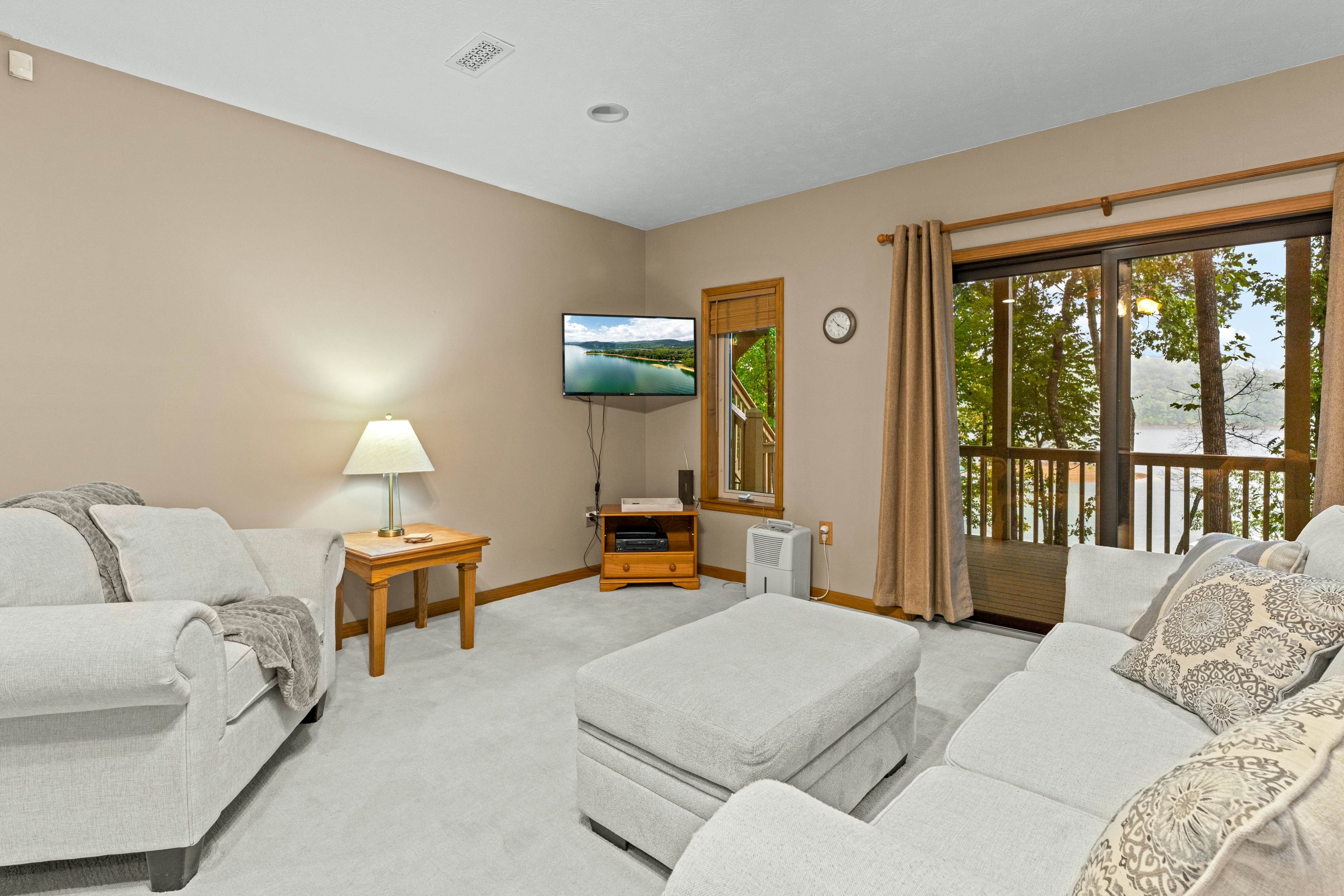 Spacious Lakefront Home, Sleeps 8・Dock・Pool Table