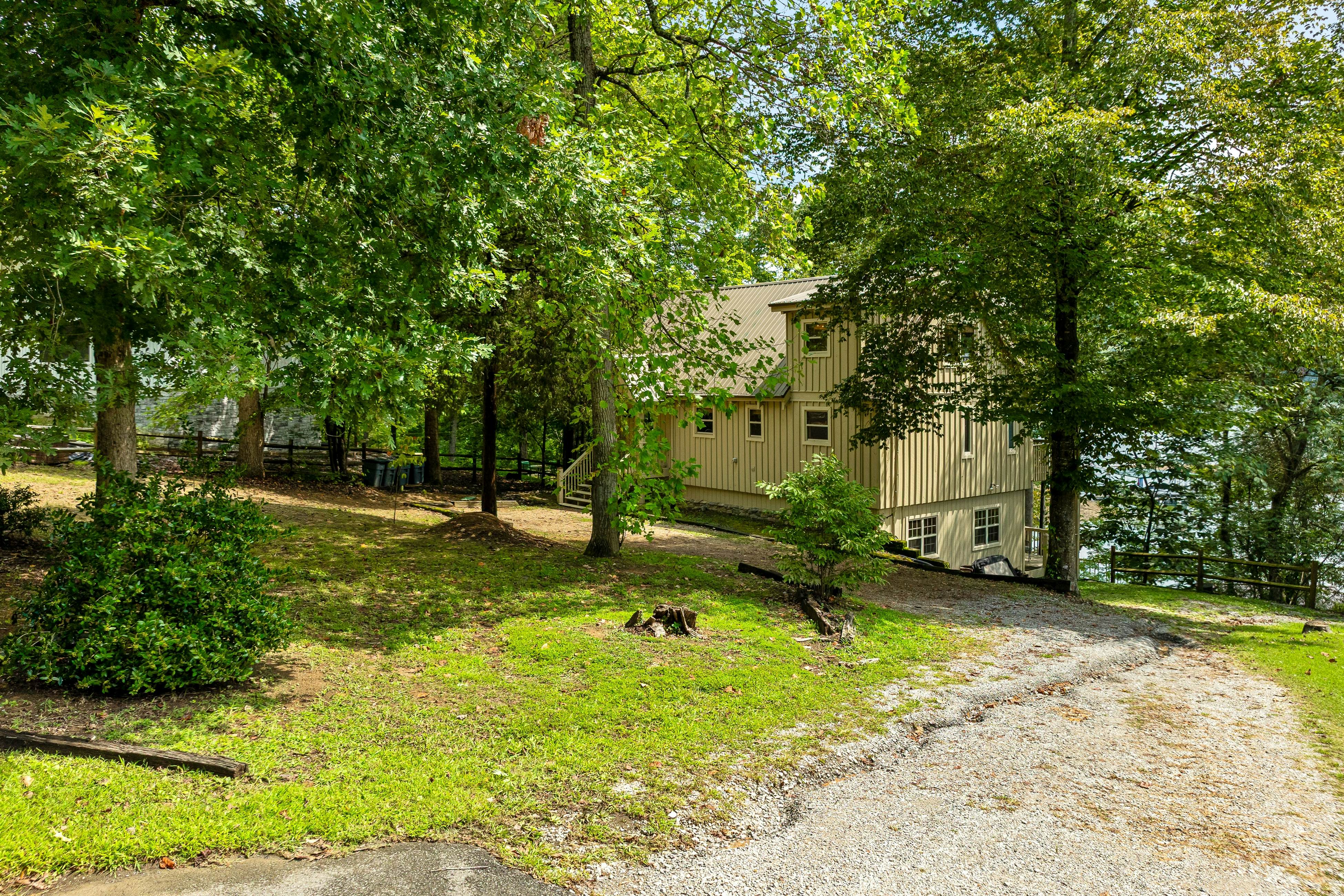 Spacious Lakefront Home, Sleeps 8・Dock・Pool Table