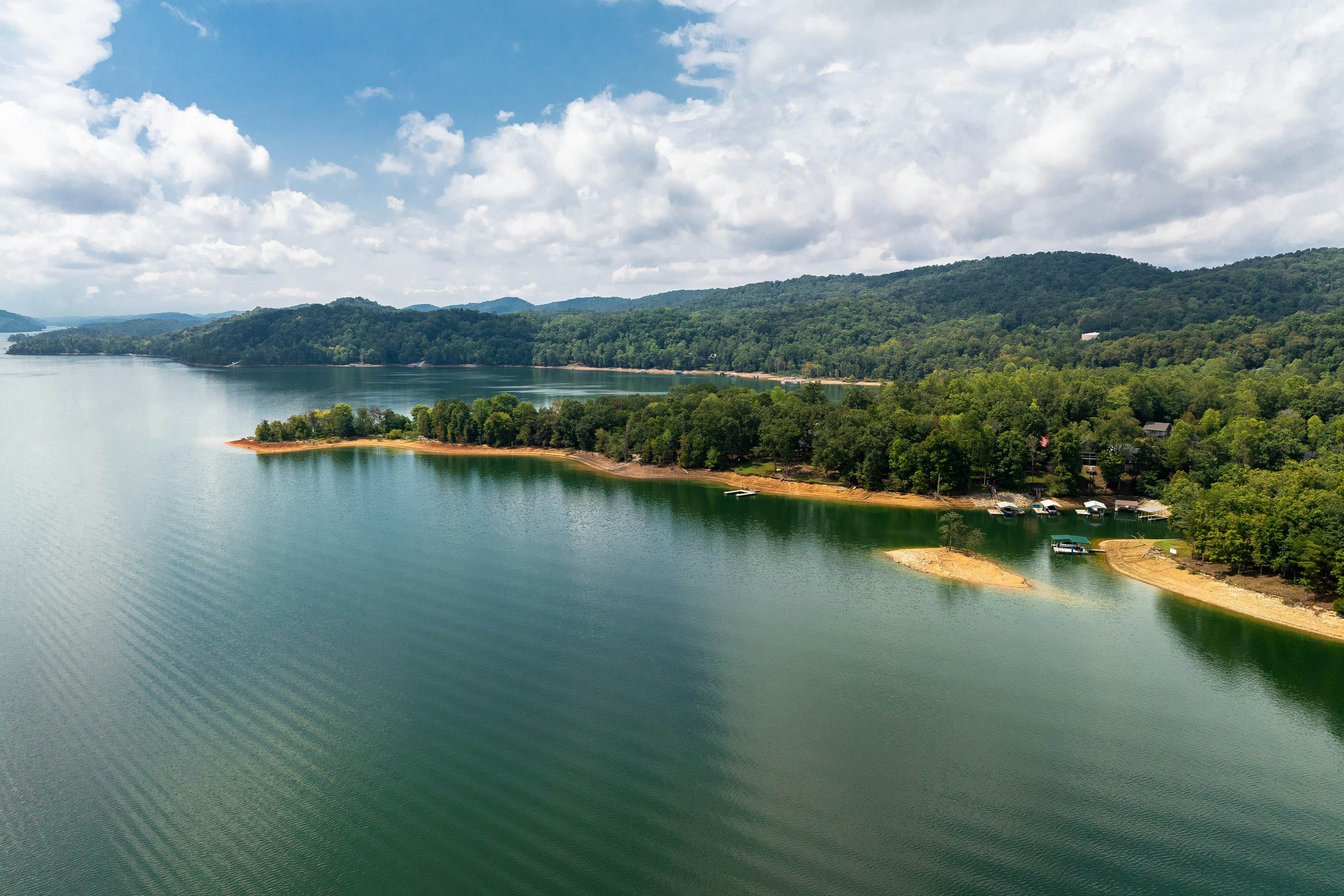 Spacious Lakefront Home, Sleeps 8・Dock・Pool Table