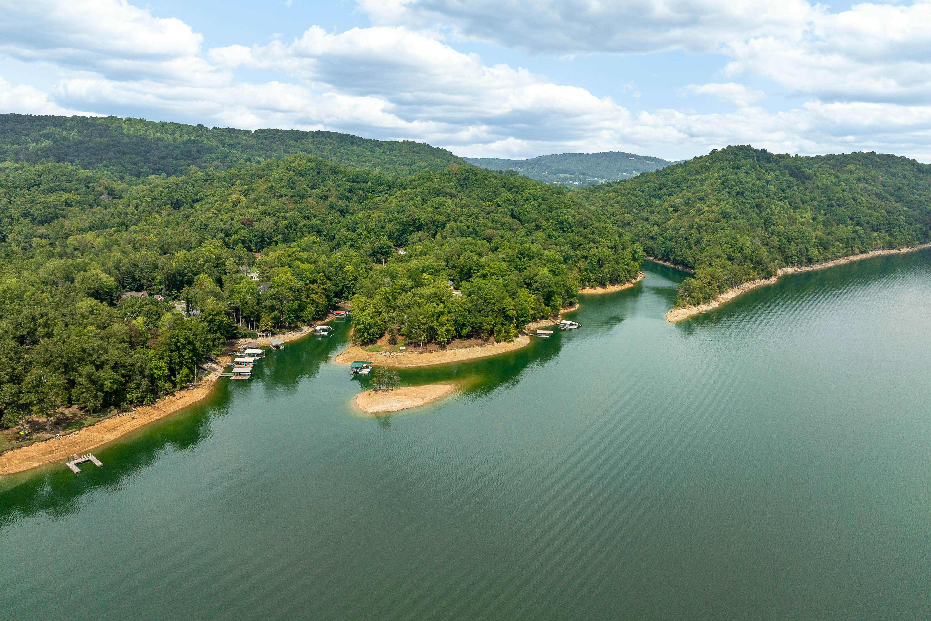 Spacious Lakefront Home, Sleeps 8・Dock・Pool Table