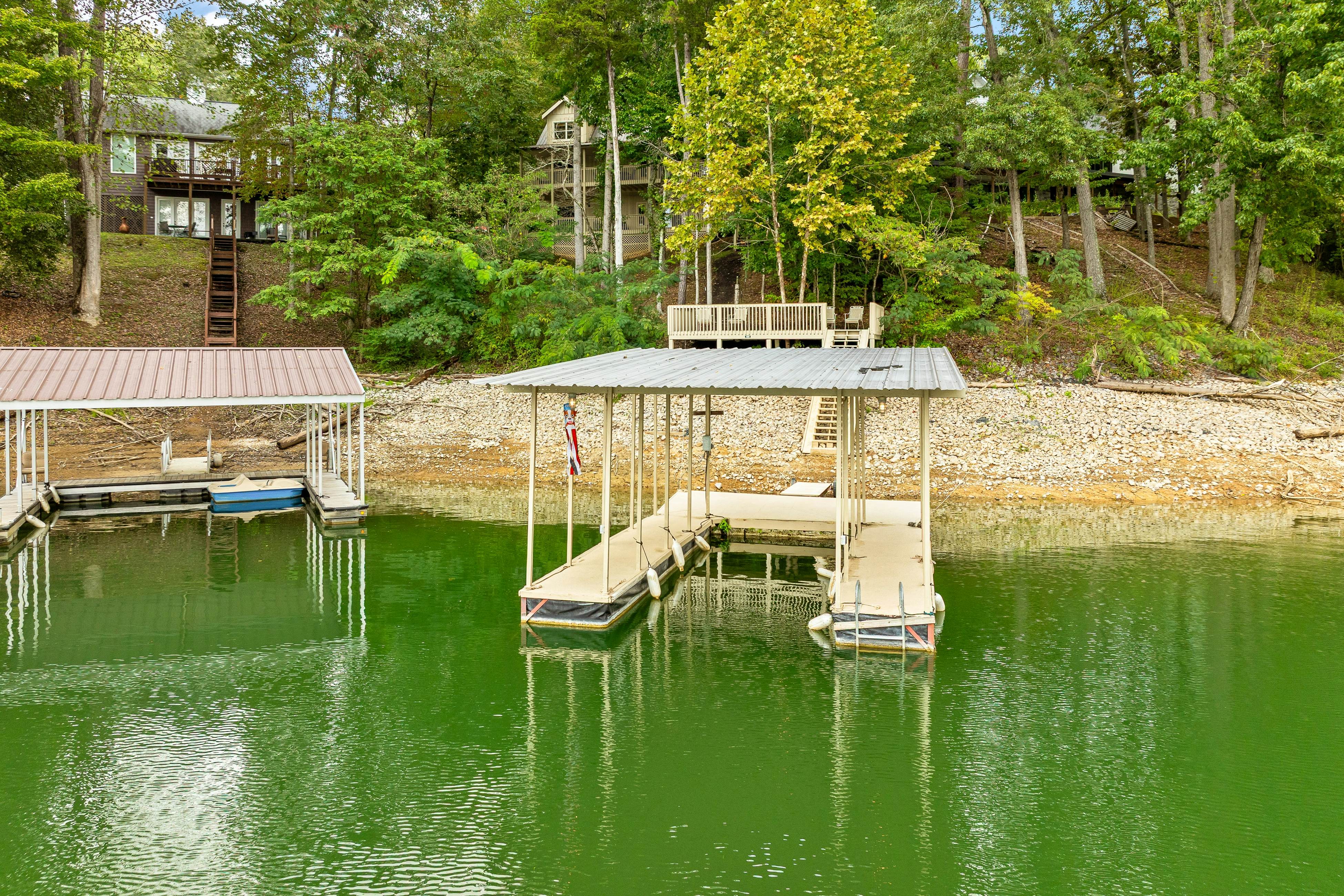 Spacious Lakefront Home, Sleeps 8・Dock・Pool Table