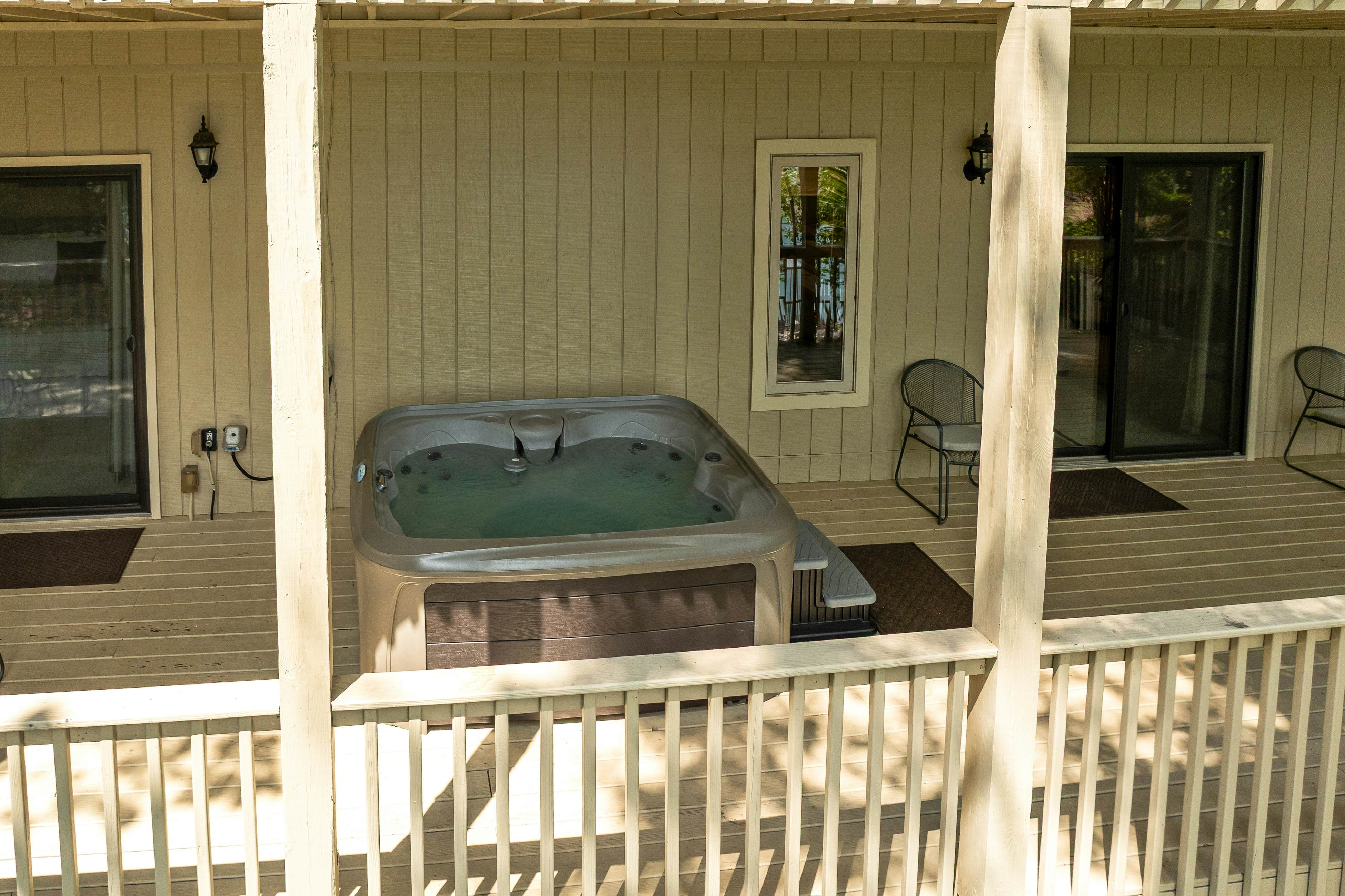 Spacious Lakefront Home, Sleeps 8・Dock・Pool Table