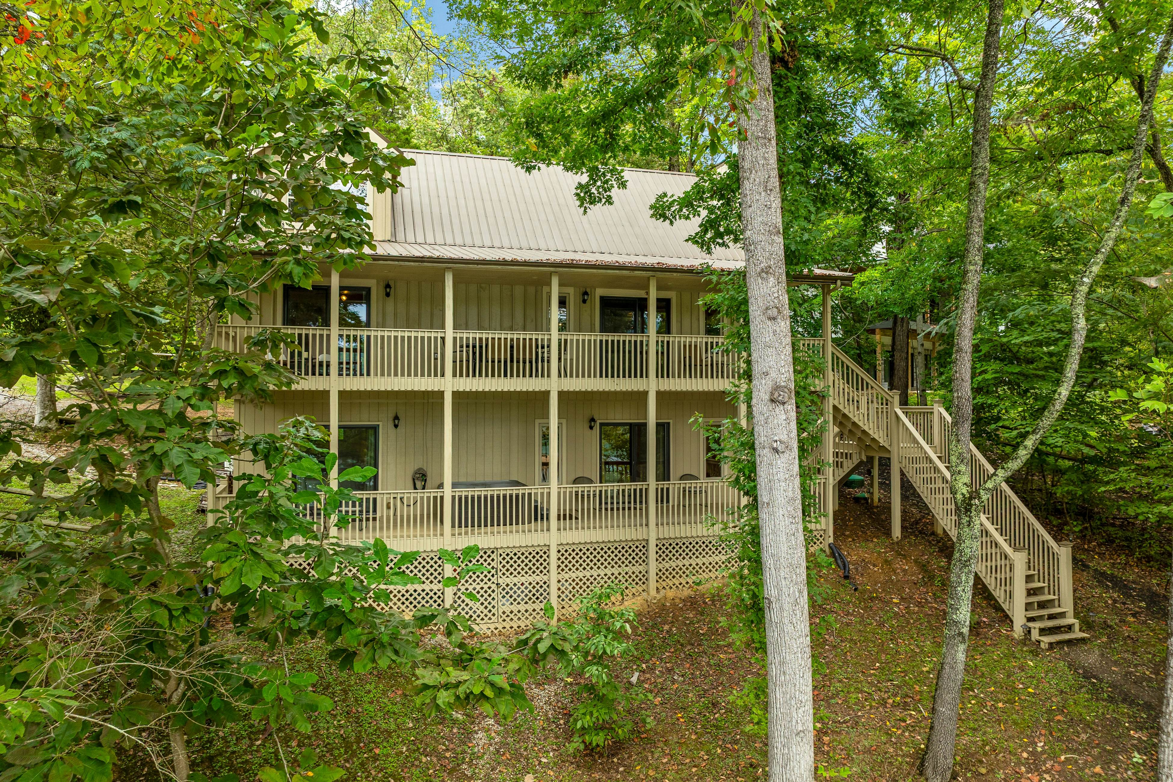 Spacious Lakefront Home, Sleeps 8・Dock・Pool Table