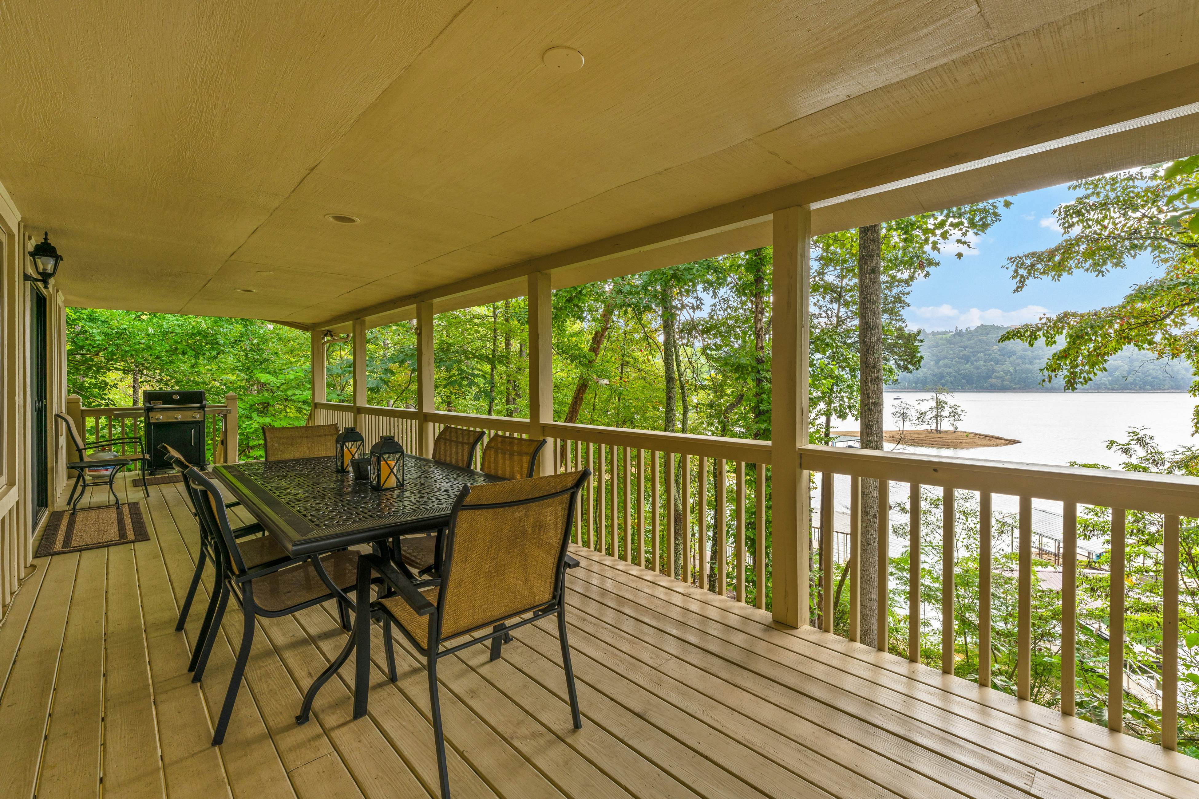 Spacious Lakefront Home, Sleeps 8・Dock・Pool Table