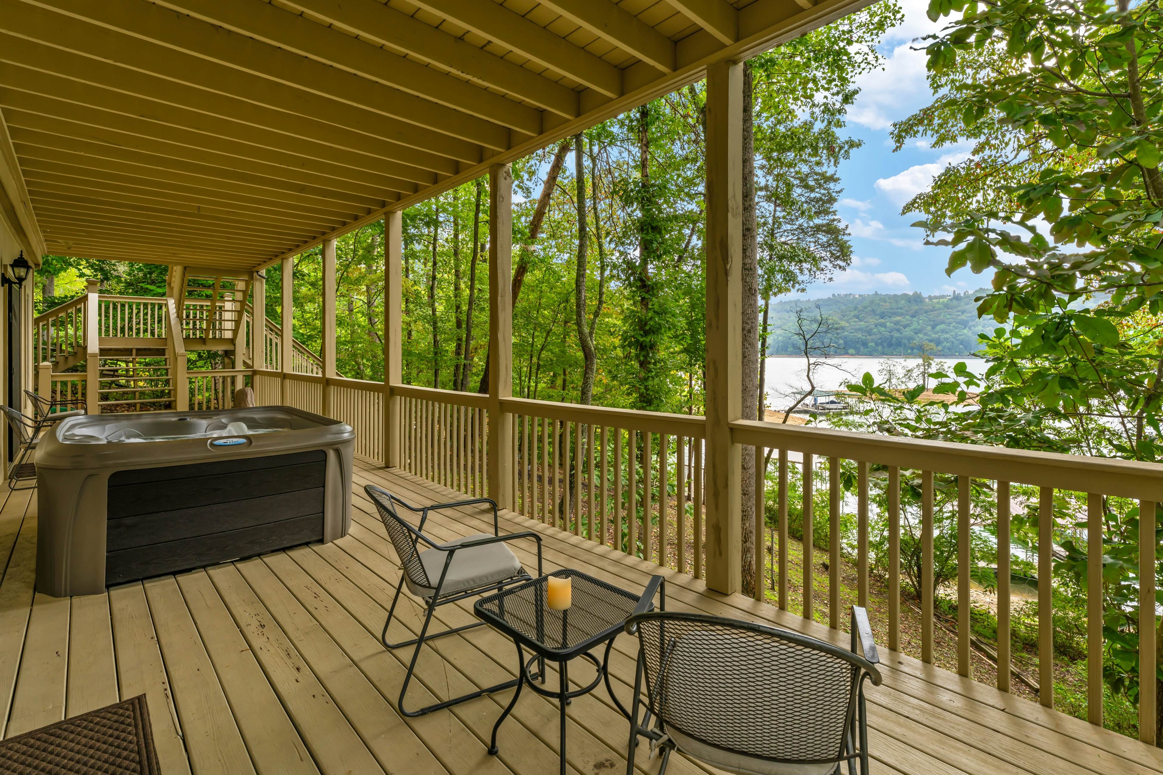 Spacious Lakefront Home, Sleeps 8・Dock・Pool Table