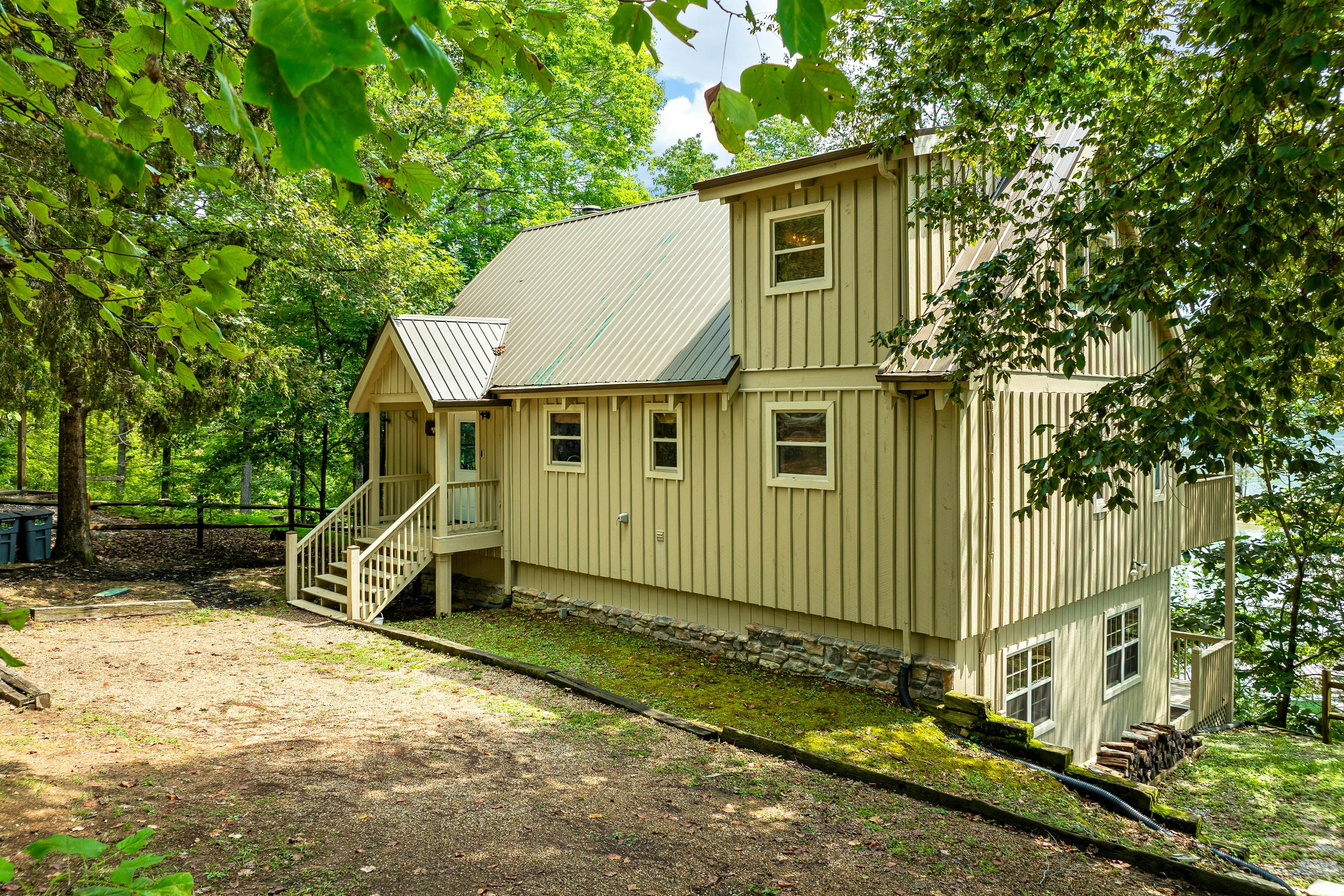 Spacious Lakefront Home, Sleeps 8・Dock・Pool Table
