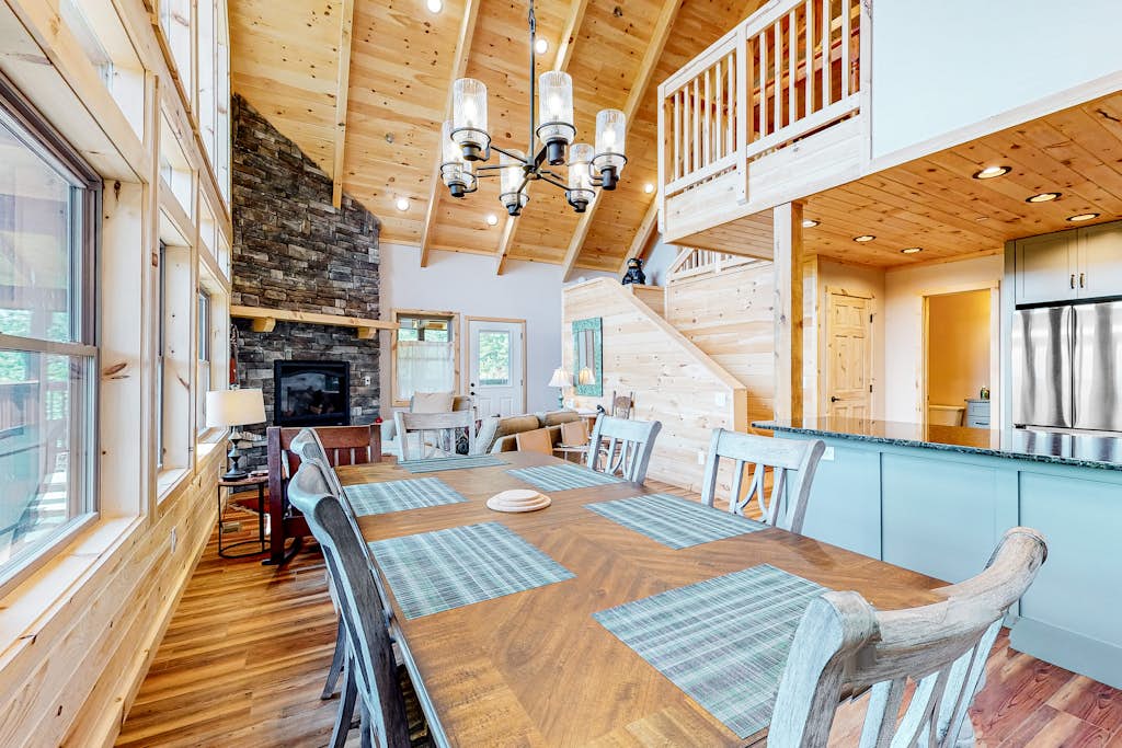 Hillside Cabin, Sleeps 10, Hot Tub, Stunning Views