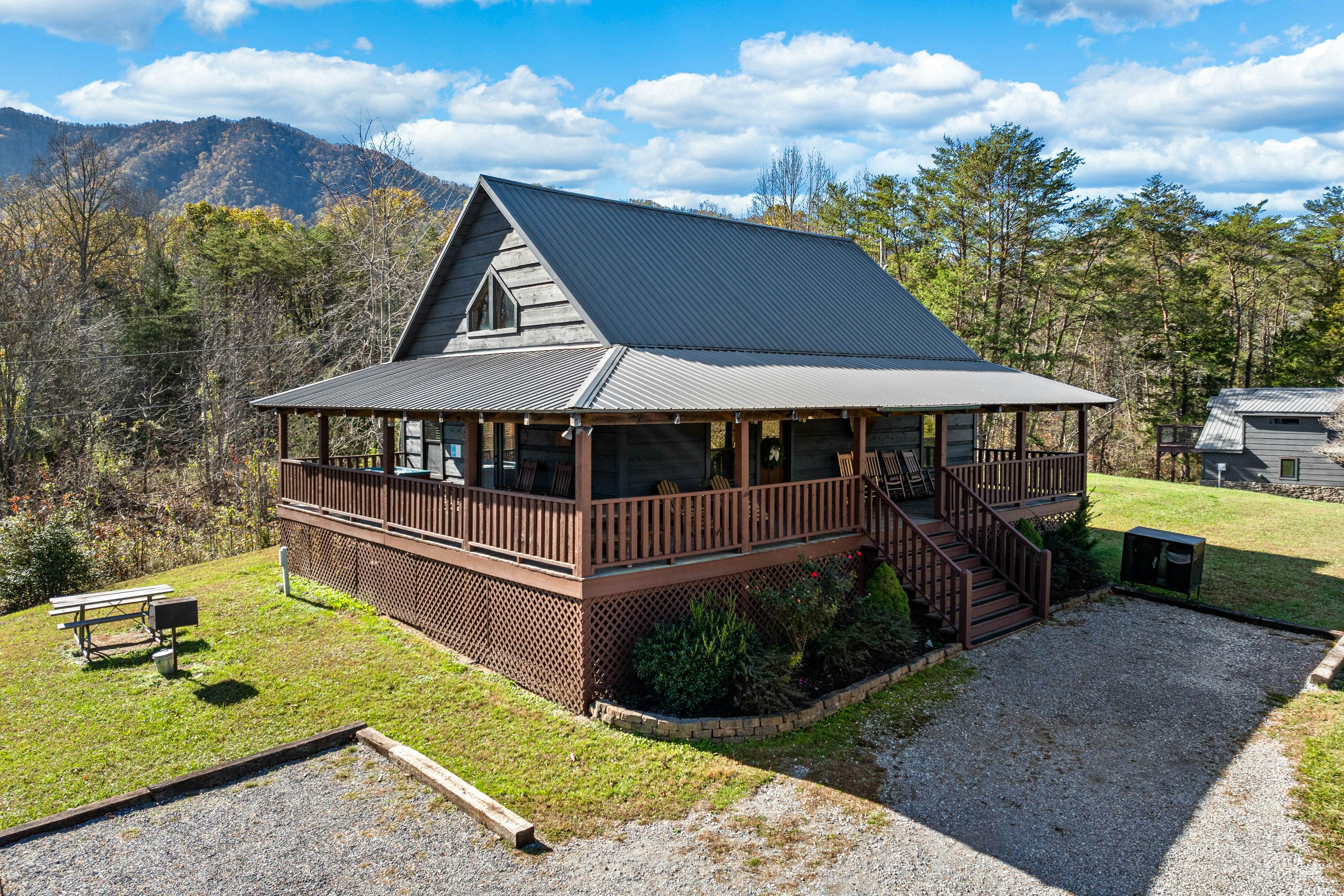 Peaceful Lodge-Style Cabin w/ Free Attraction TIckets & Private Hot Tub