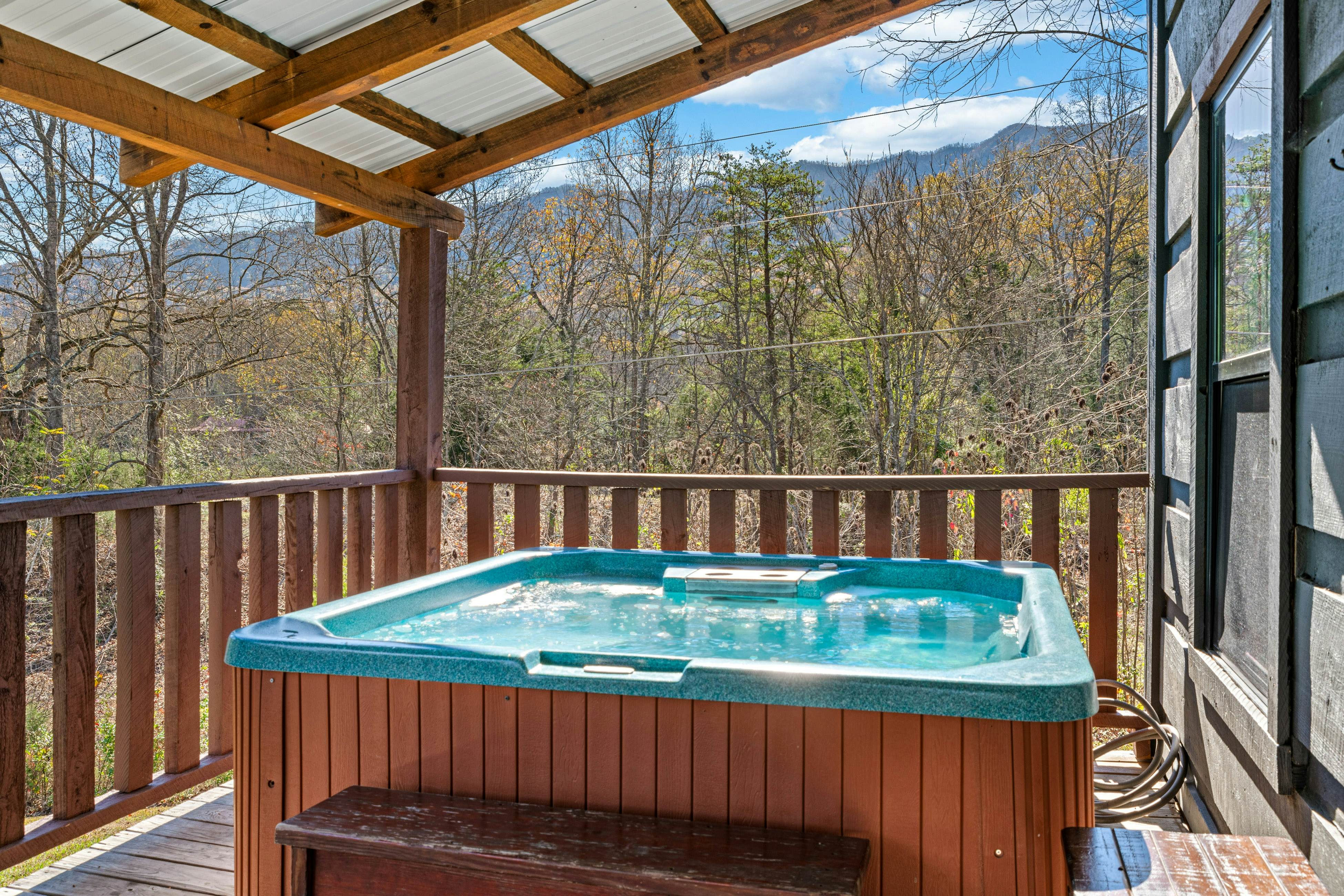 Peaceful Lodge-Style Cabin w/ Free Attraction TIckets & Private Hot Tub