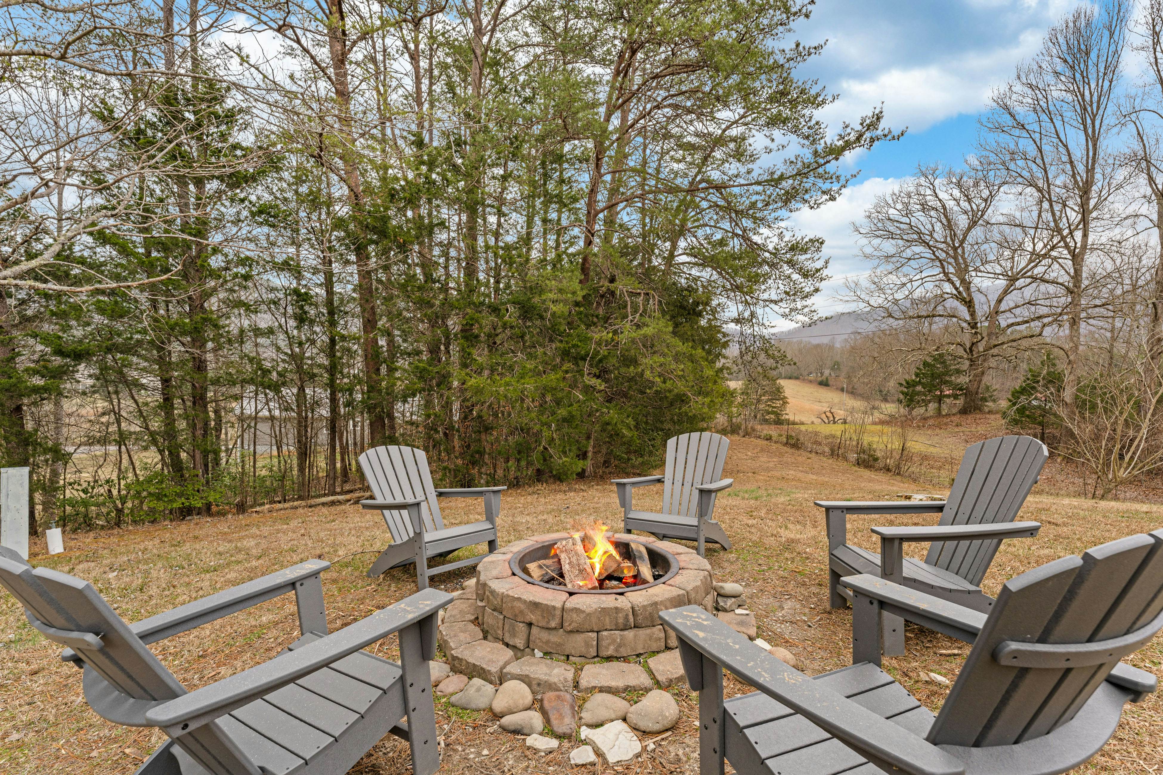 Peaceful Lodge-Style Cabin w/ Free Attraction TIckets & Private Hot Tub