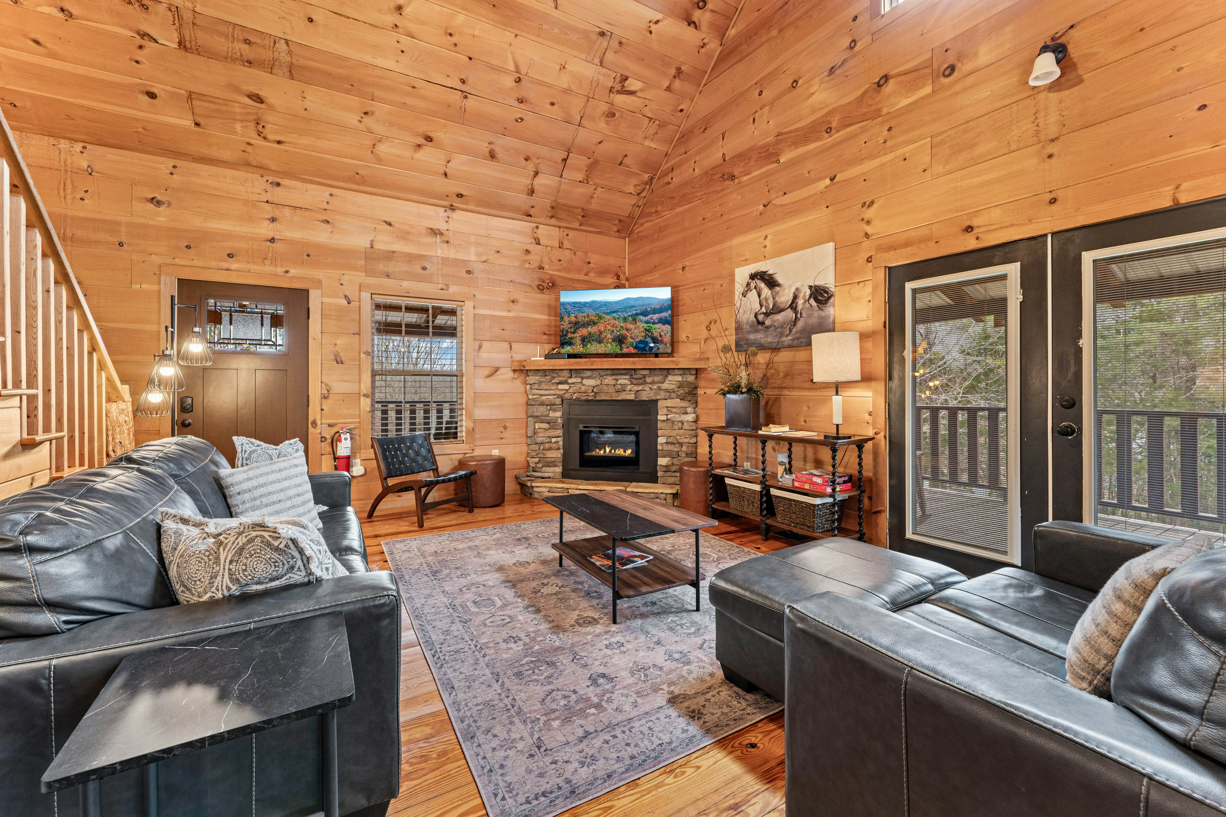 Peaceful Lodge-Style Cabin w/ Free Attraction TIckets & Private Hot Tub