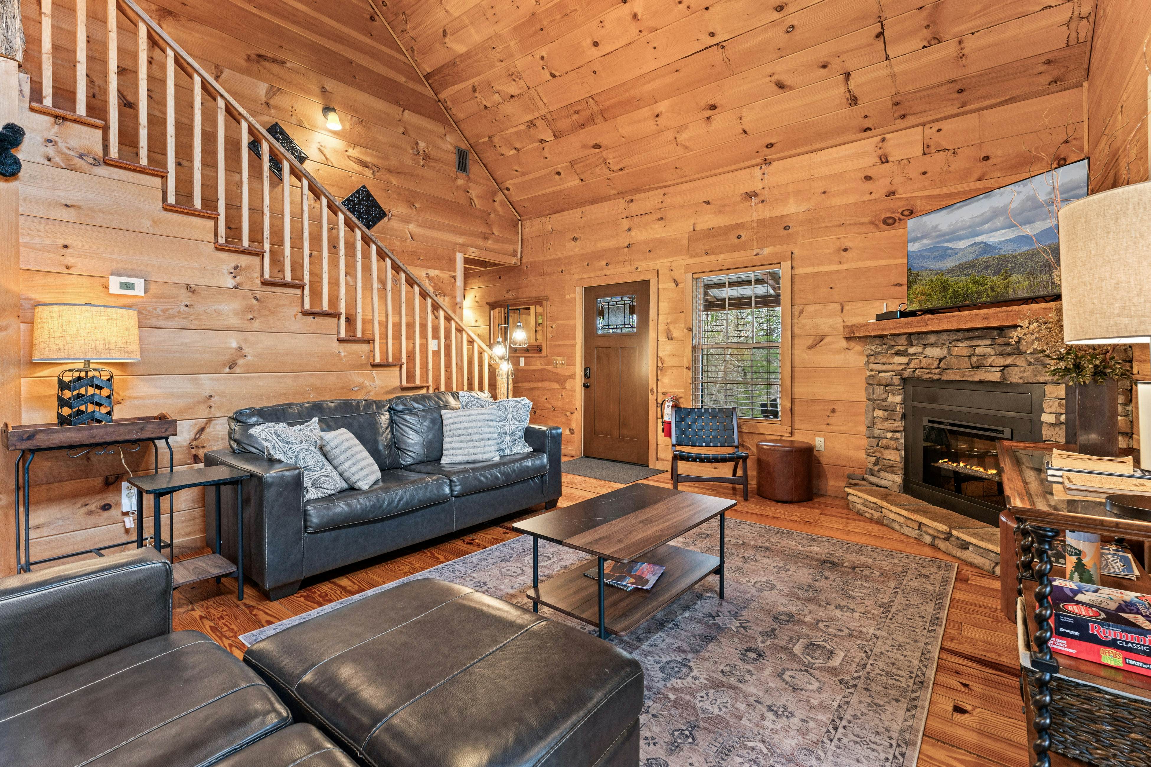 Peaceful Lodge-Style Cabin w/ Free Attraction TIckets & Private Hot Tub