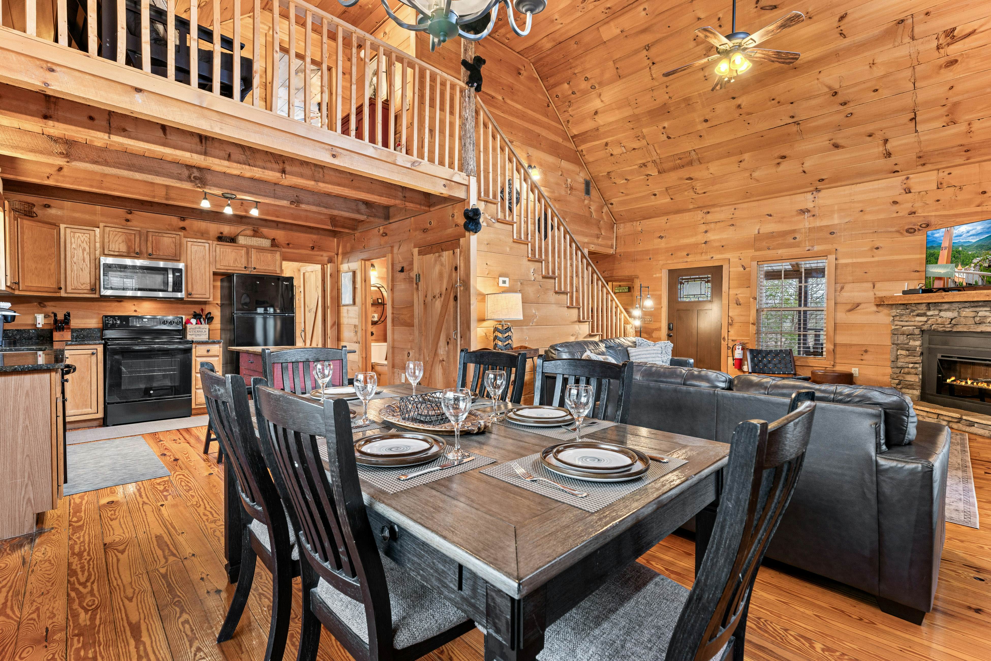 Peaceful Lodge-Style Cabin w/ Free Attraction TIckets & Private Hot Tub