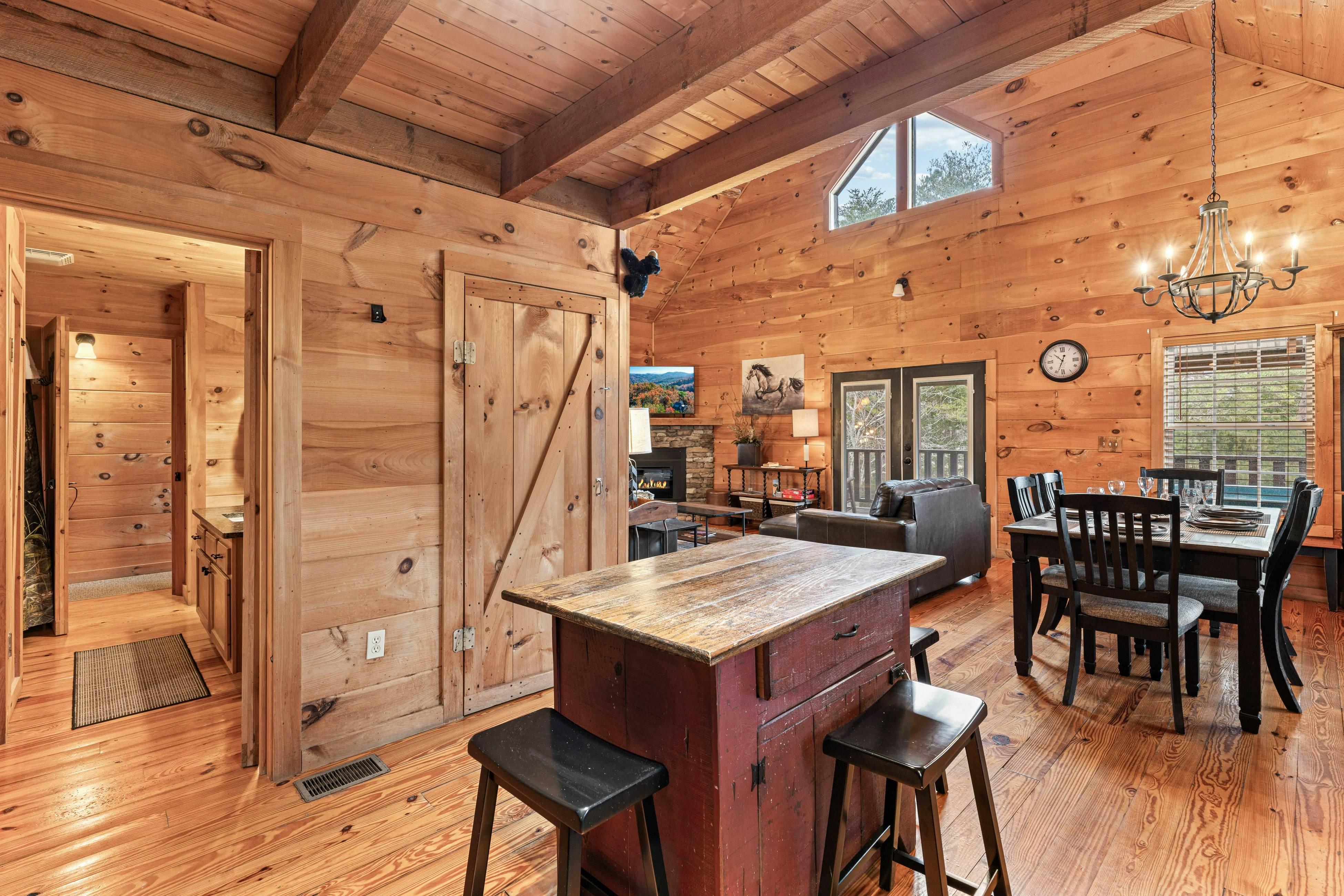 Peaceful Lodge-Style Cabin w/ Free Attraction TIckets & Private Hot Tub