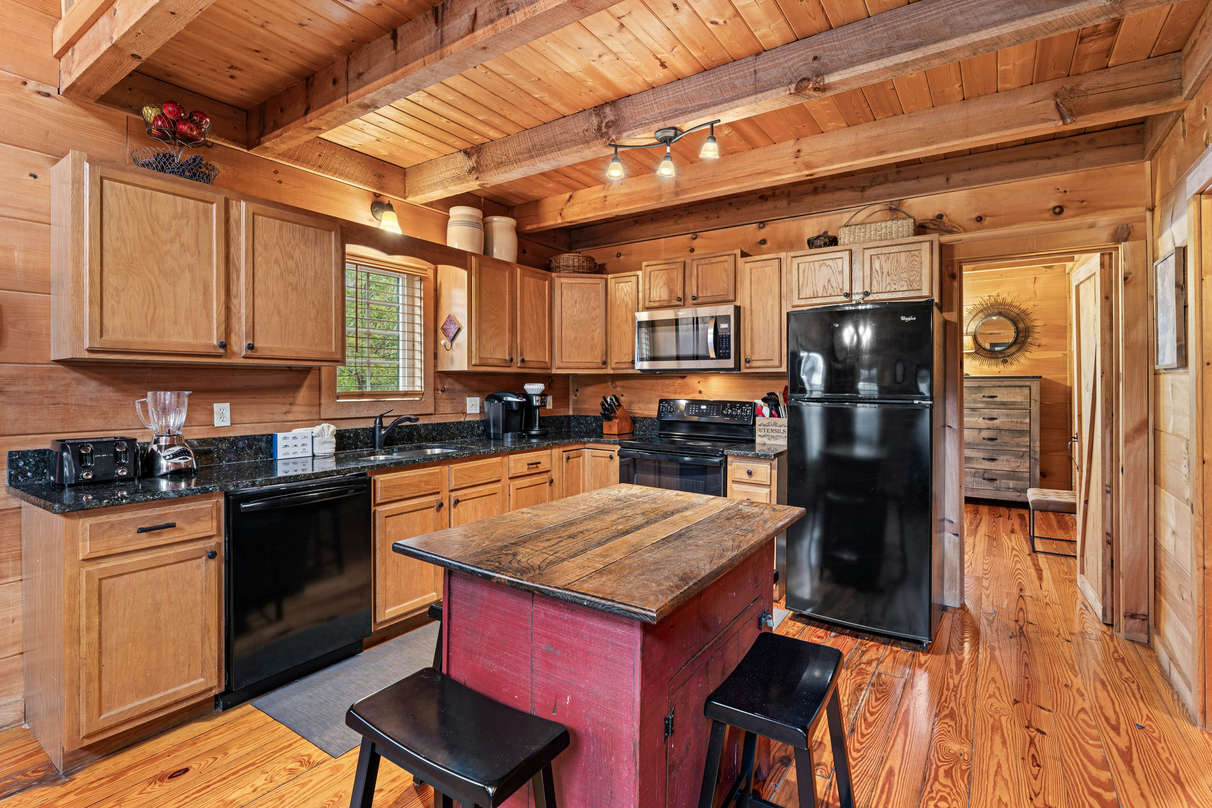 Peaceful Lodge-Style Cabin w/ Free Attraction TIckets & Private Hot Tub