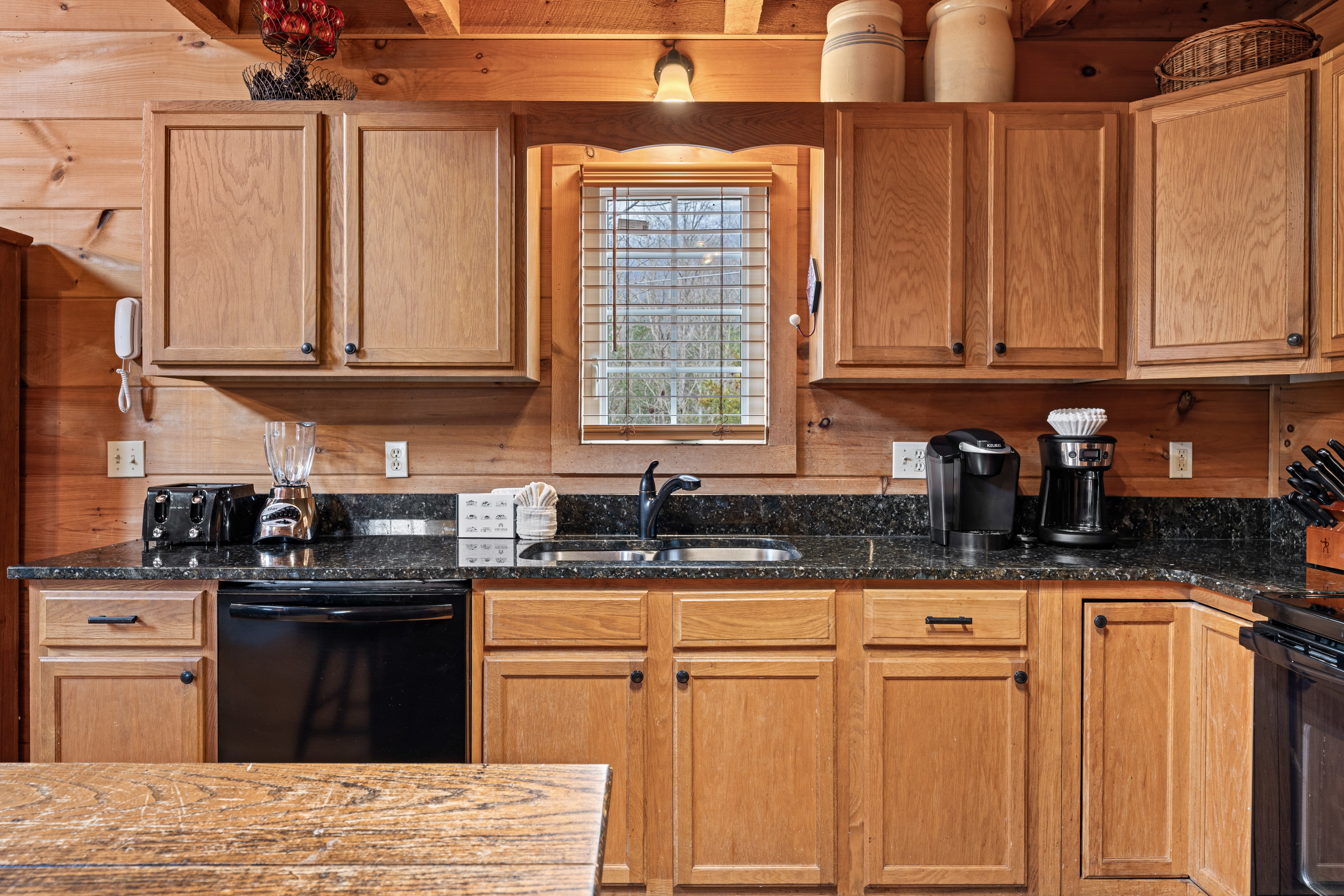 Serene Lodge Style Cabin, Sleeps 9・Hot Tub・Firepit