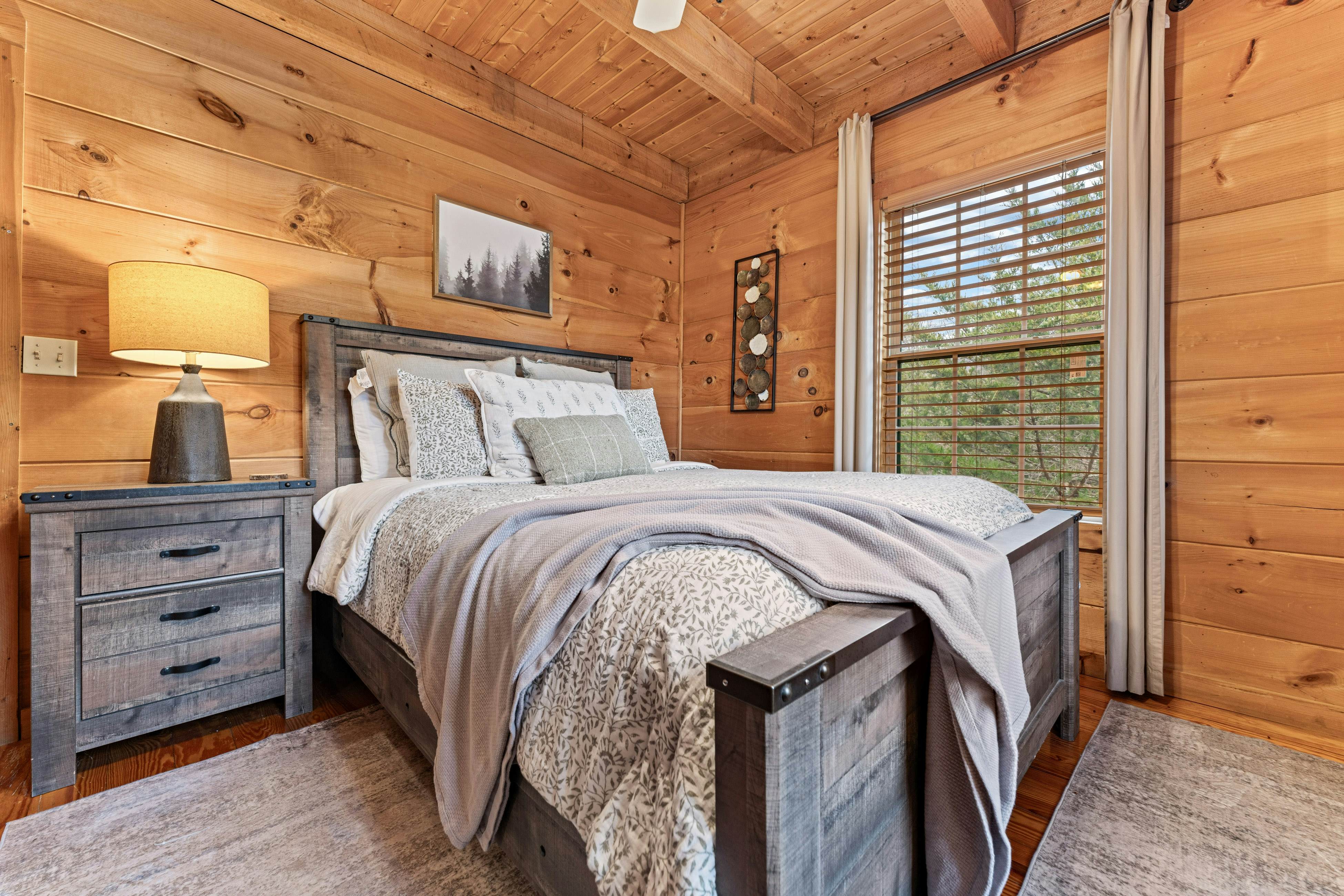 Peaceful Lodge-Style Cabin w/ Free Attraction TIckets & Private Hot Tub