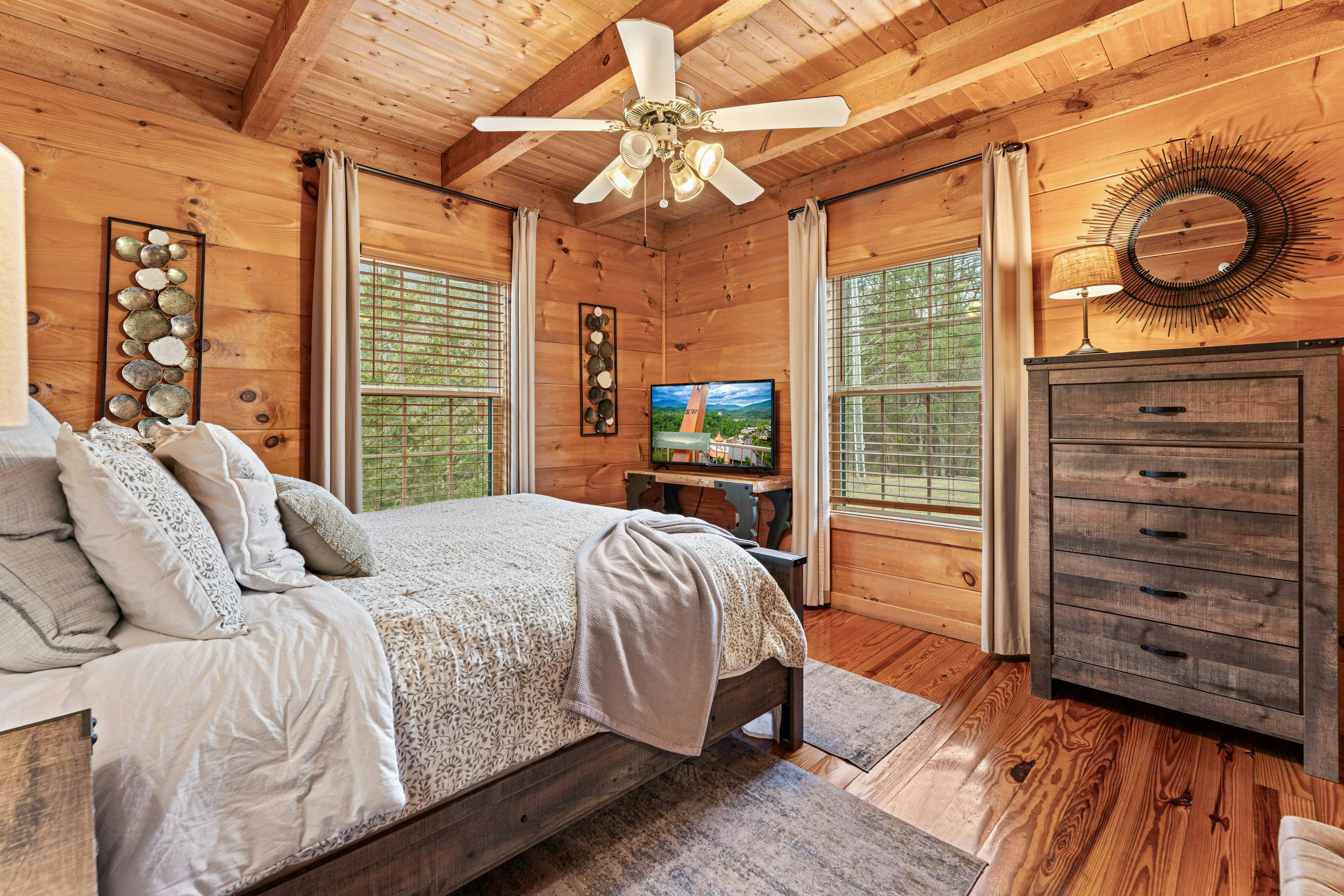 Peaceful Lodge-Style Cabin w/ Free Attraction TIckets & Private Hot Tub