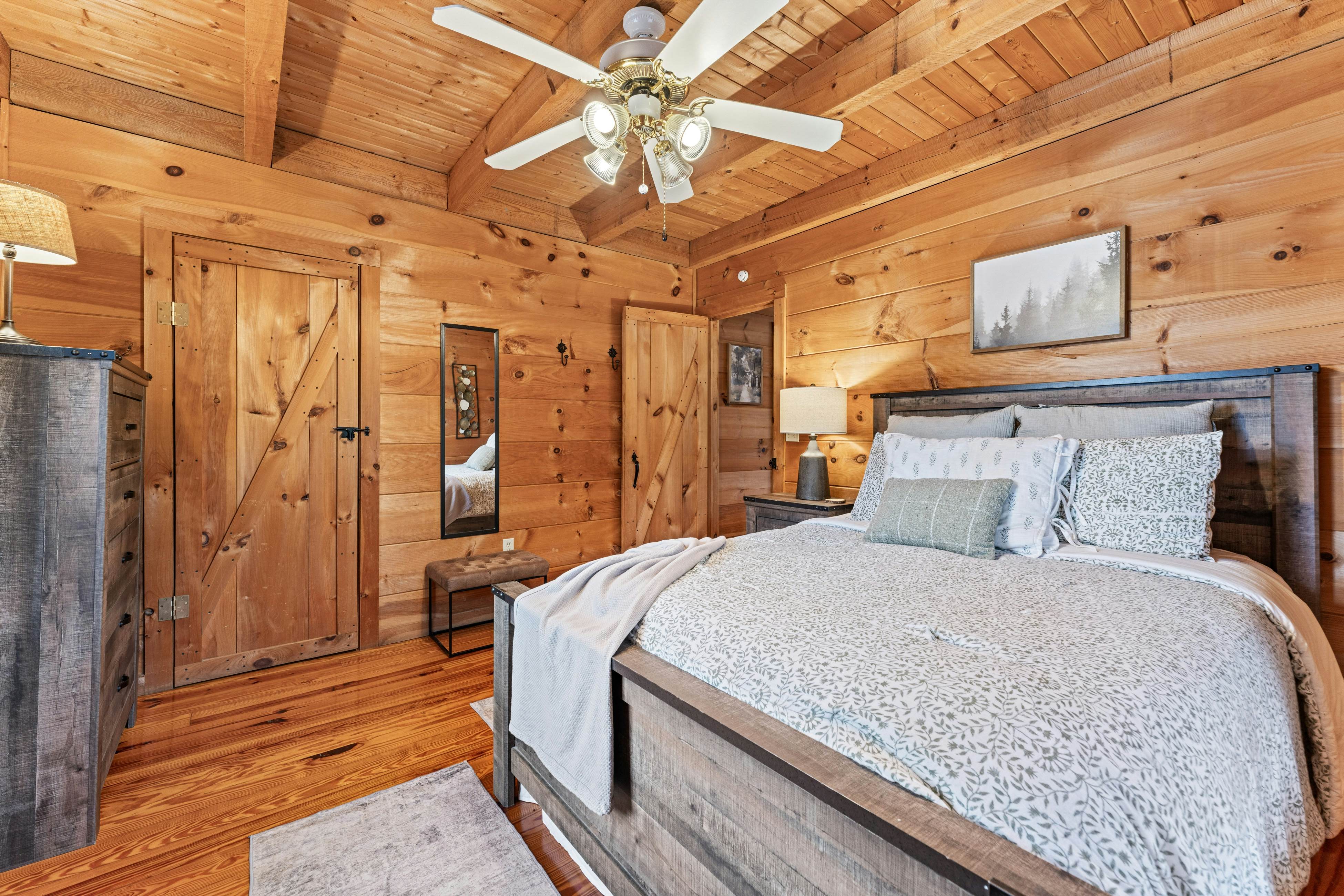 Peaceful Lodge-Style Cabin w/ Free Attraction TIckets & Private Hot Tub