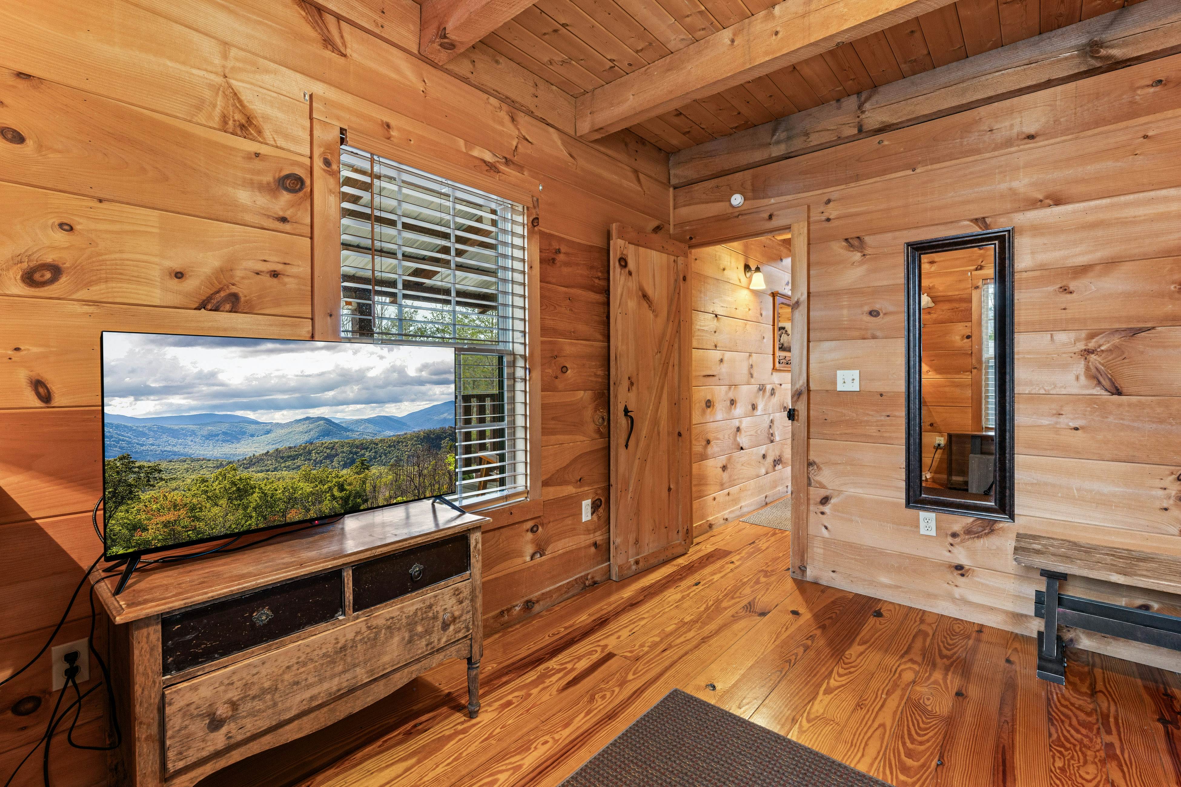 Peaceful Lodge-Style Cabin w/ Free Attraction TIckets & Private Hot Tub