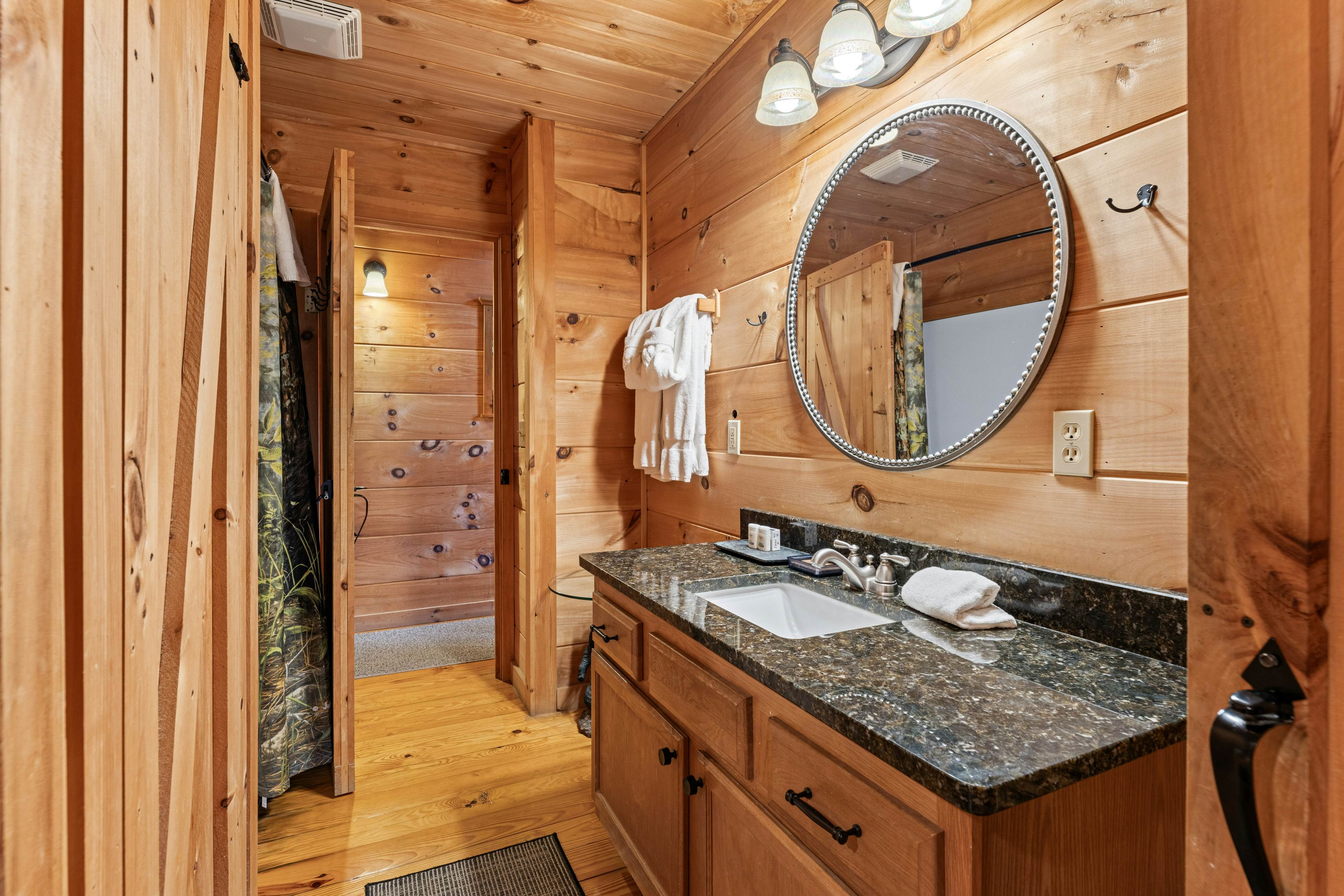 Peaceful Lodge-Style Cabin w/ Free Attraction TIckets & Private Hot Tub