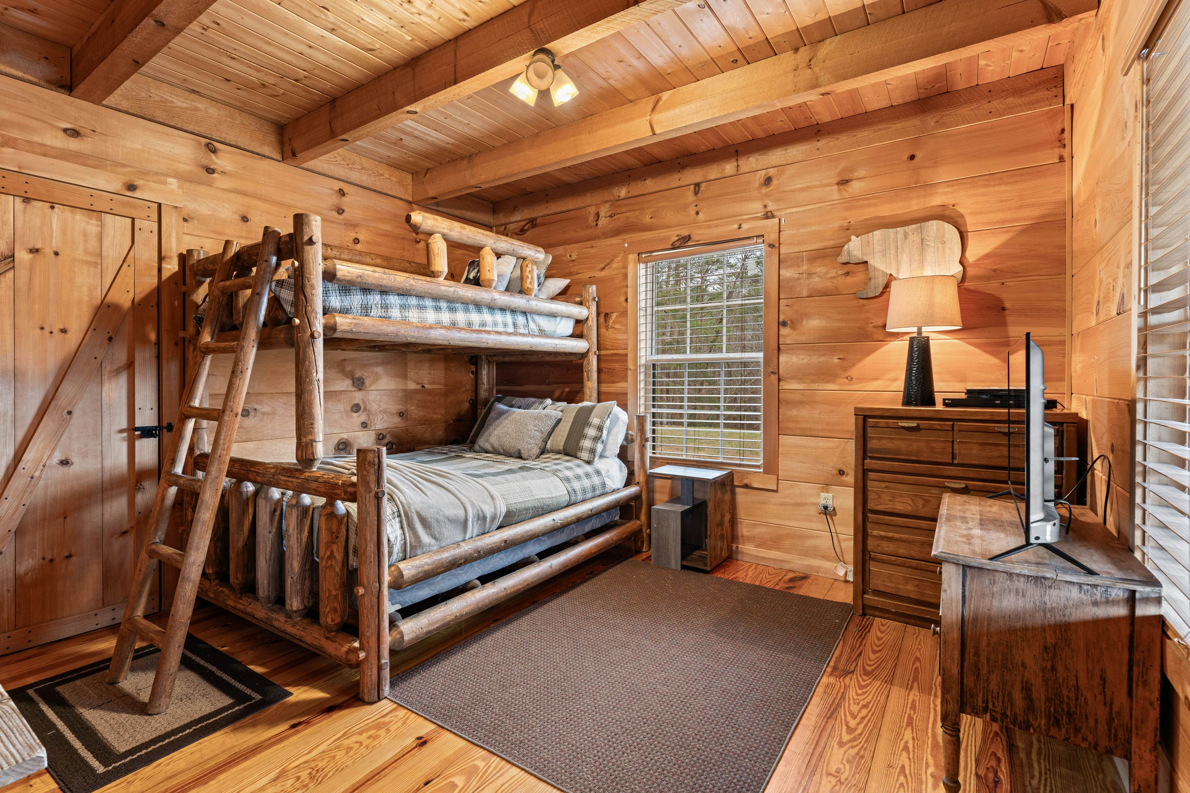 Peaceful Lodge-Style Cabin w/ Free Attraction TIckets & Private Hot Tub