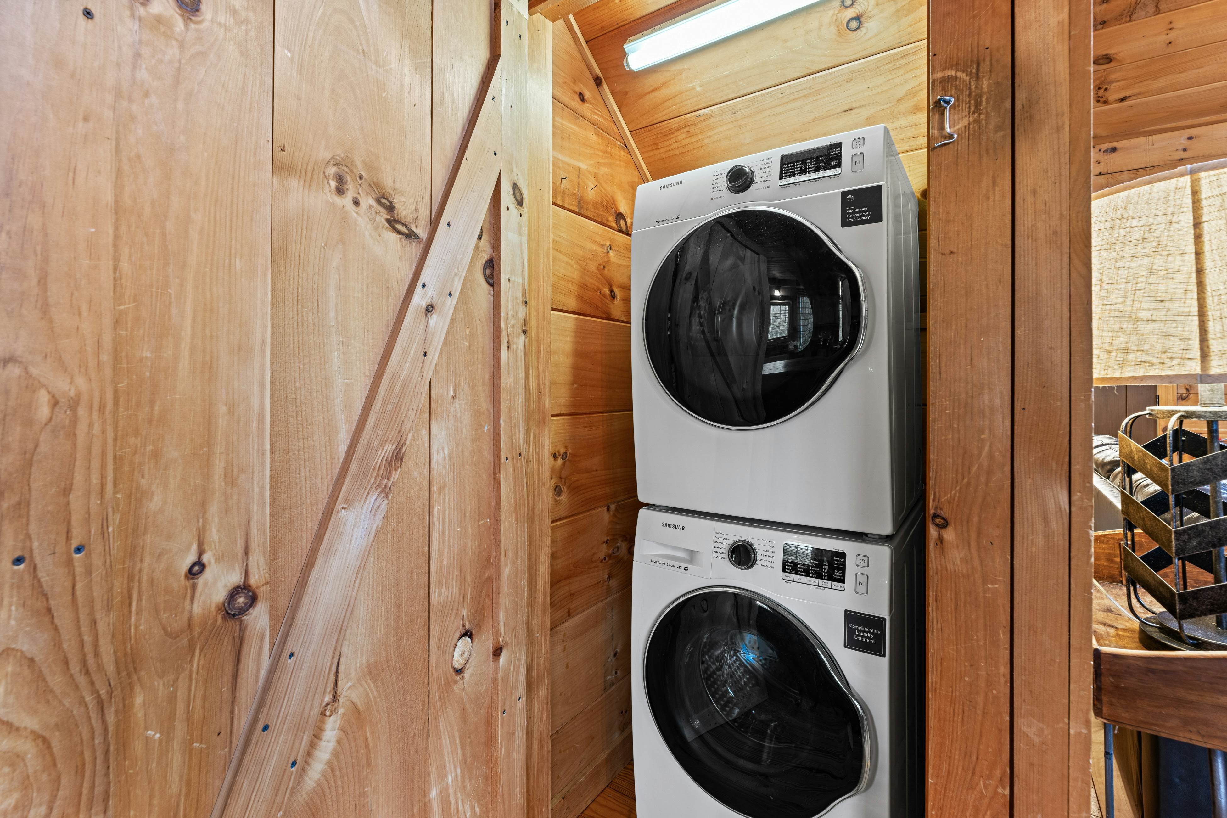 Peaceful Lodge-Style Cabin w/ Free Attraction TIckets & Private Hot Tub