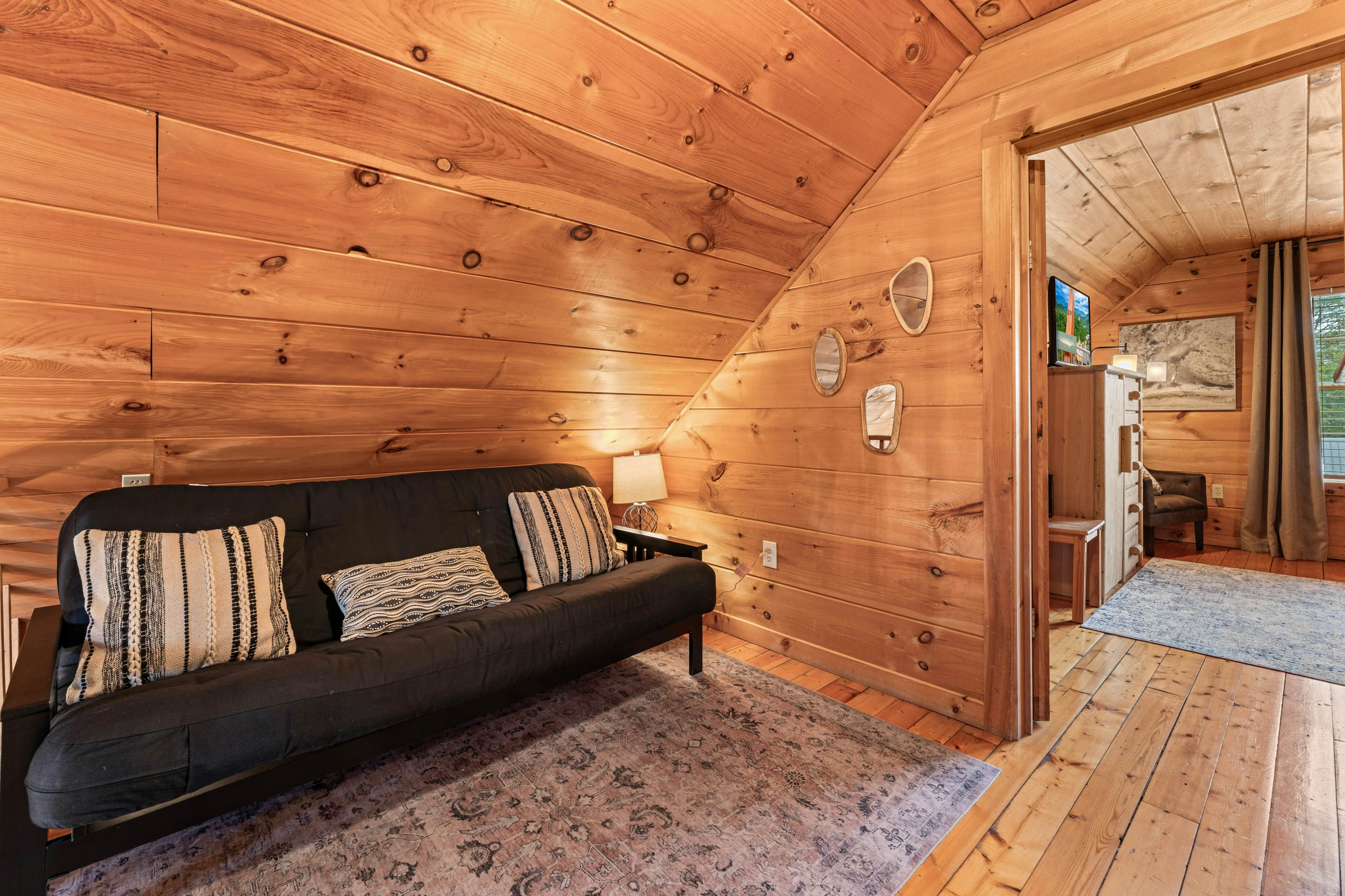 Peaceful Lodge-Style Cabin w/ Free Attraction TIckets & Private Hot Tub