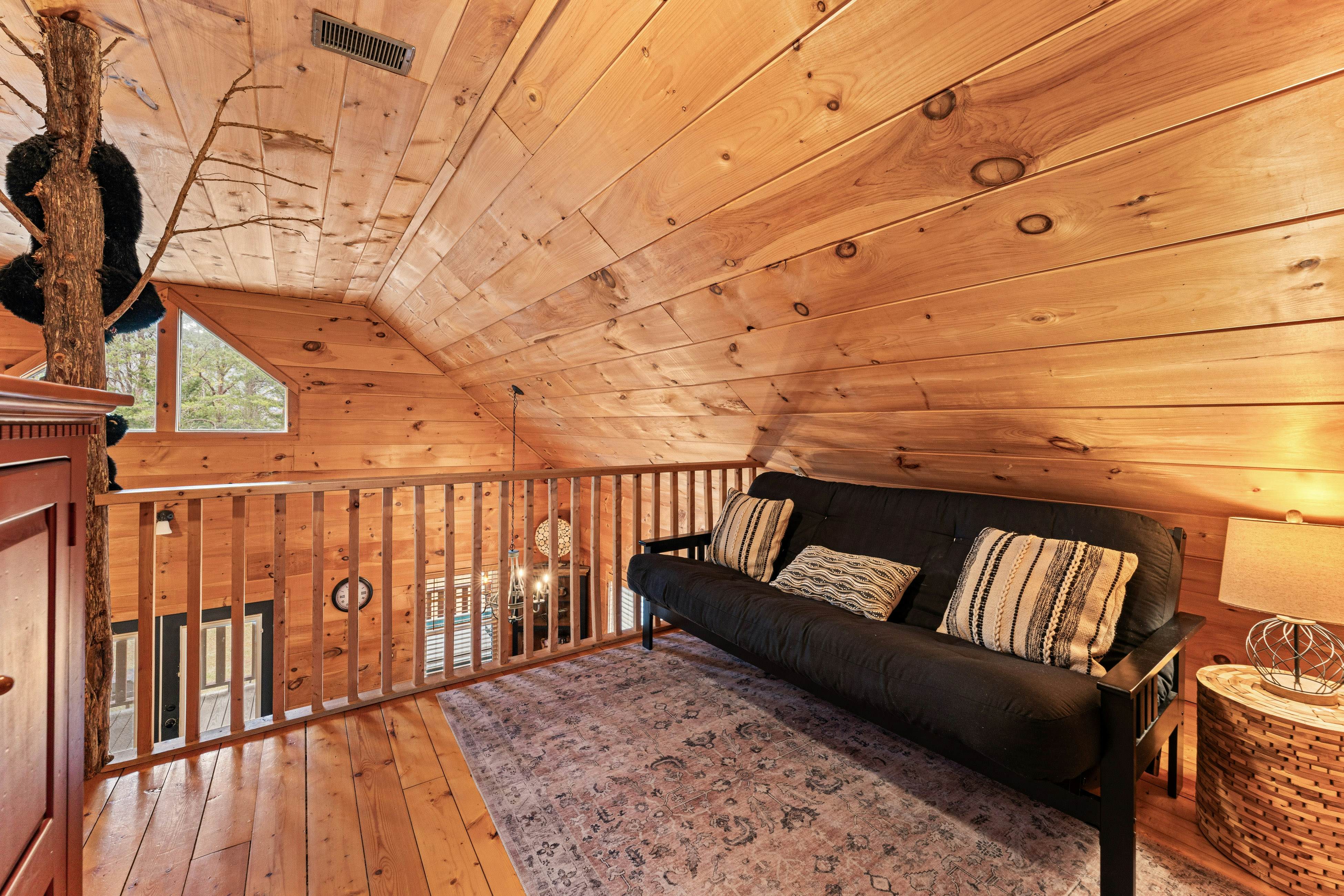 Peaceful Lodge-Style Cabin w/ Free Attraction TIckets & Private Hot Tub