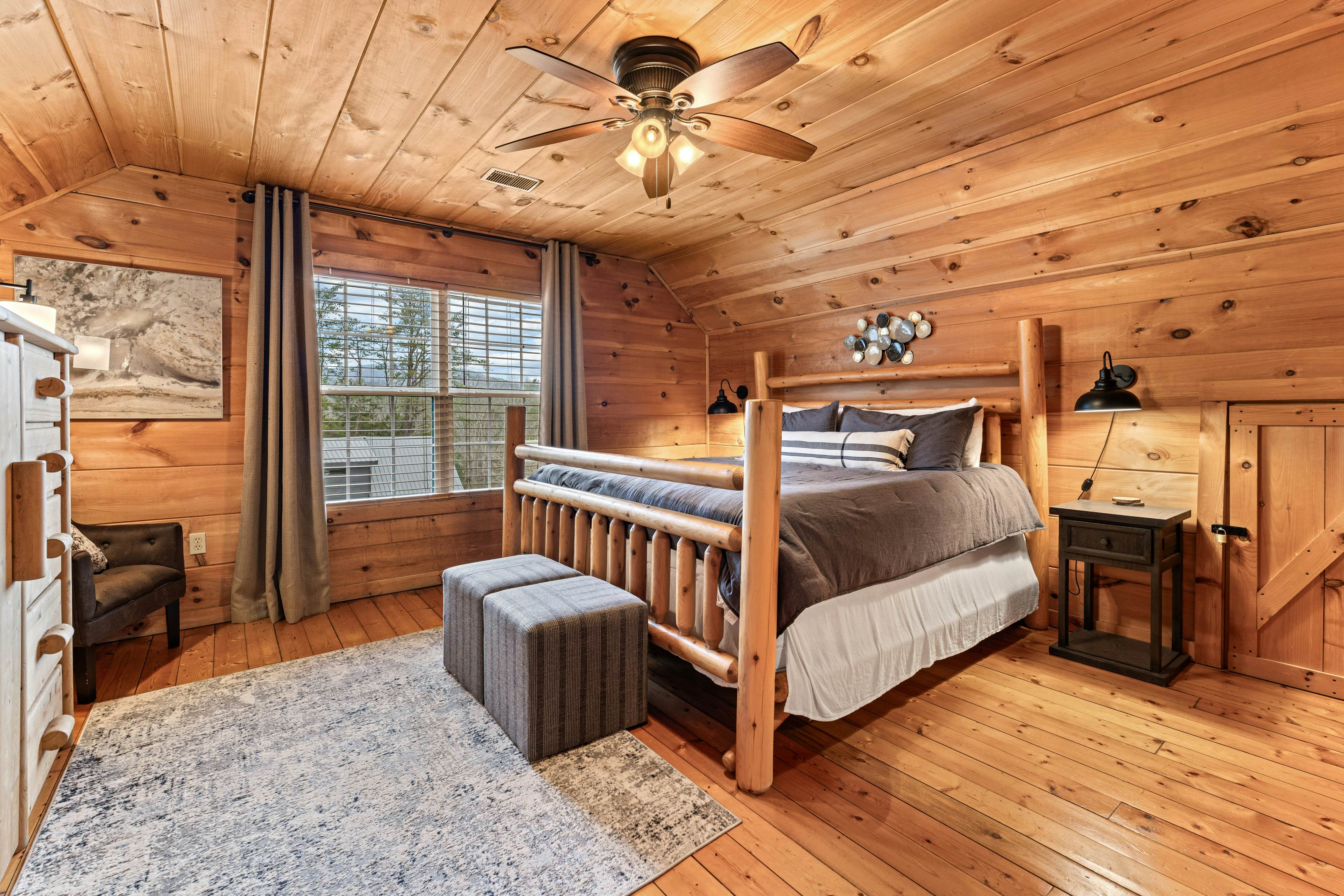Peaceful Lodge-Style Cabin w/ Free Attraction TIckets & Private Hot Tub