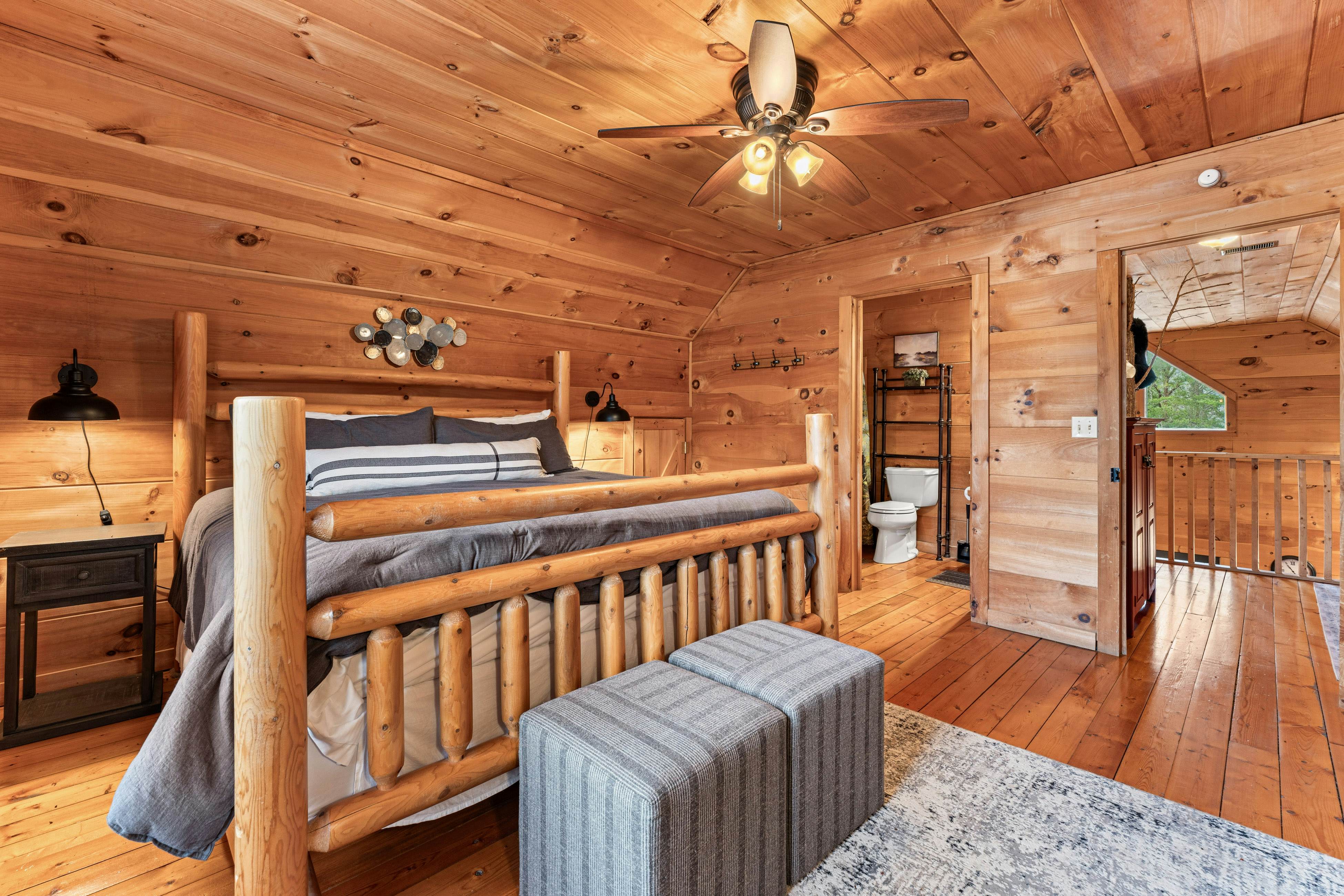 Peaceful Lodge-Style Cabin w/ Free Attraction TIckets & Private Hot Tub
