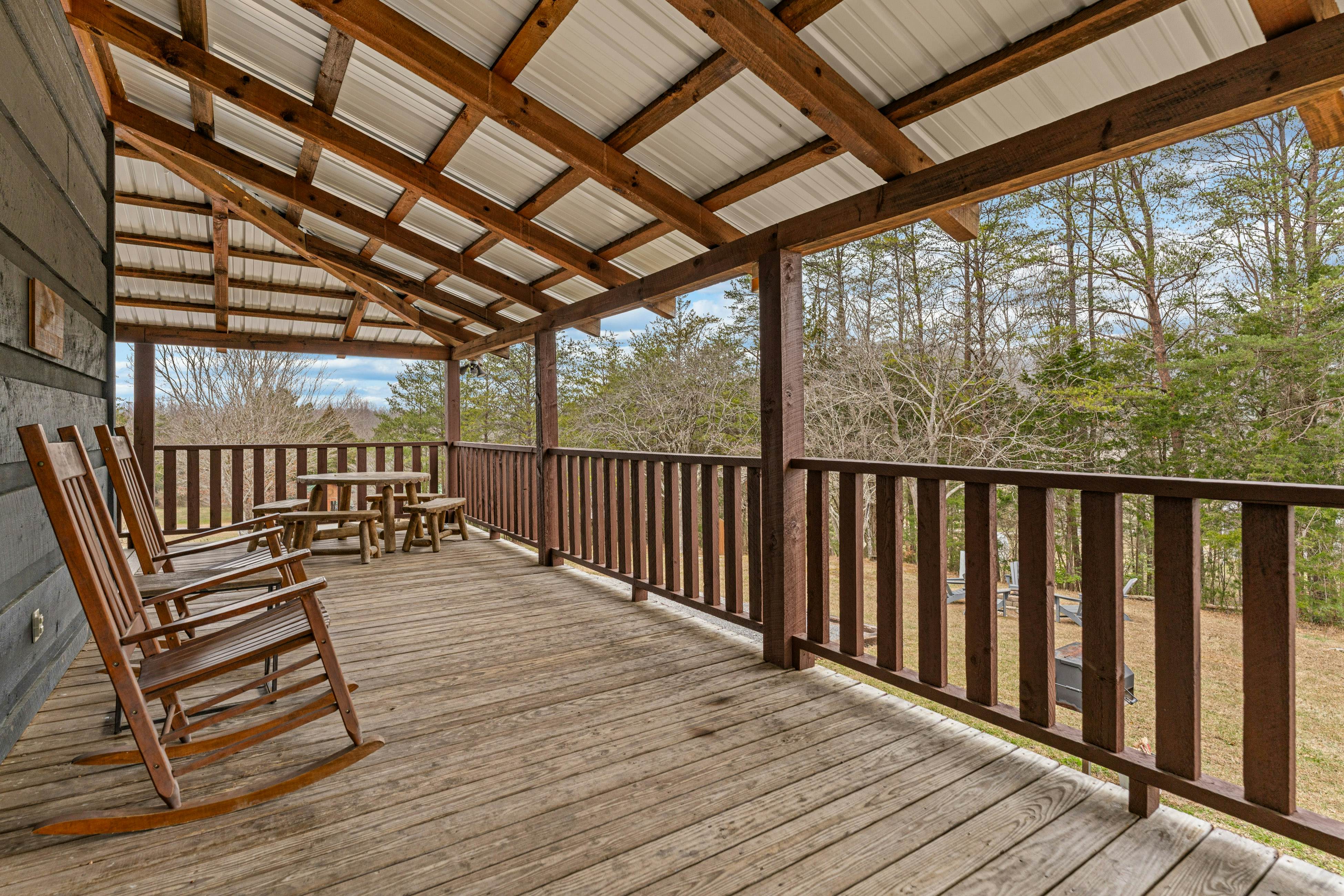 Peaceful Lodge-Style Cabin w/ Free Attraction TIckets & Private Hot Tub