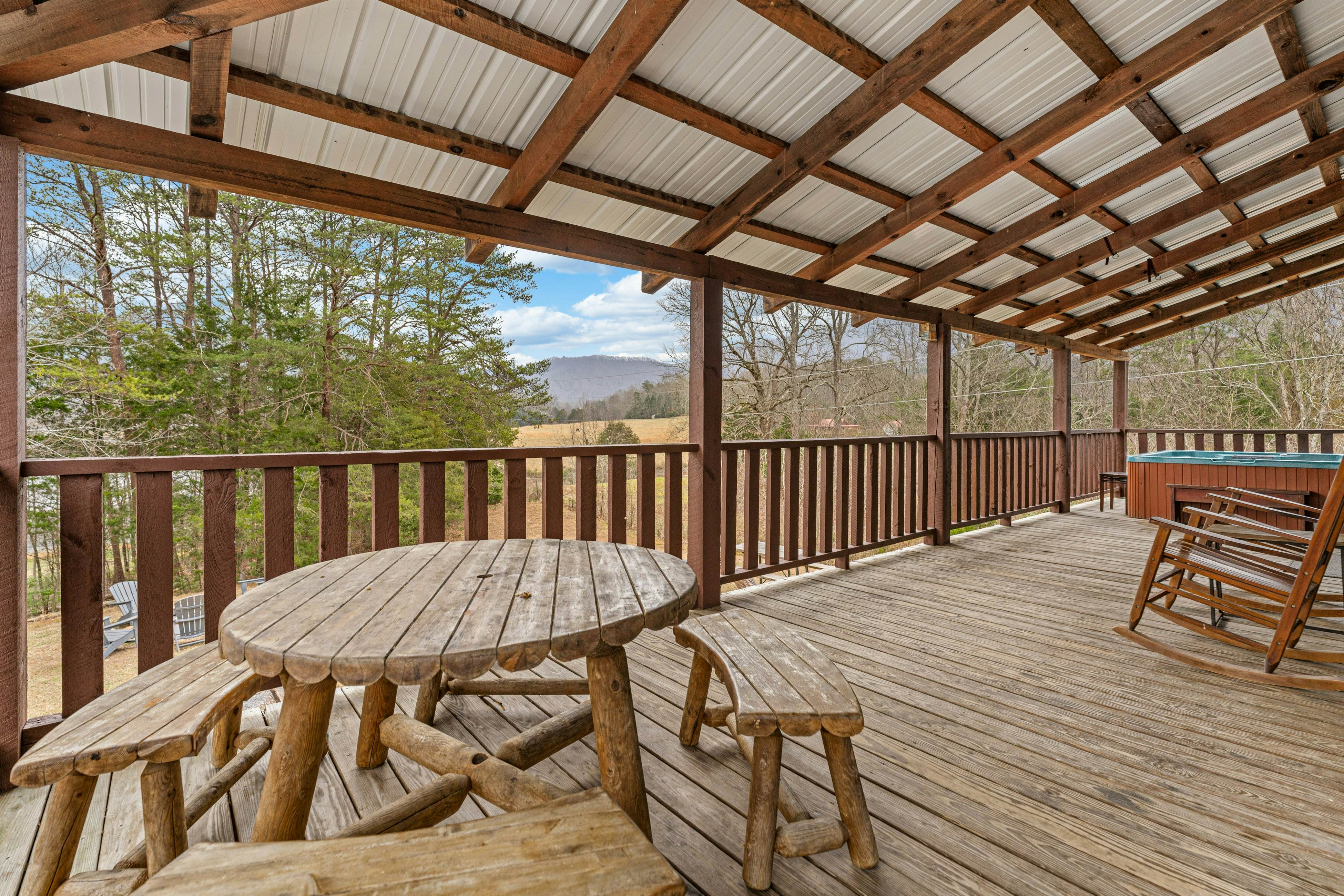 Peaceful Lodge-Style Cabin w/ Free Attraction TIckets & Private Hot Tub