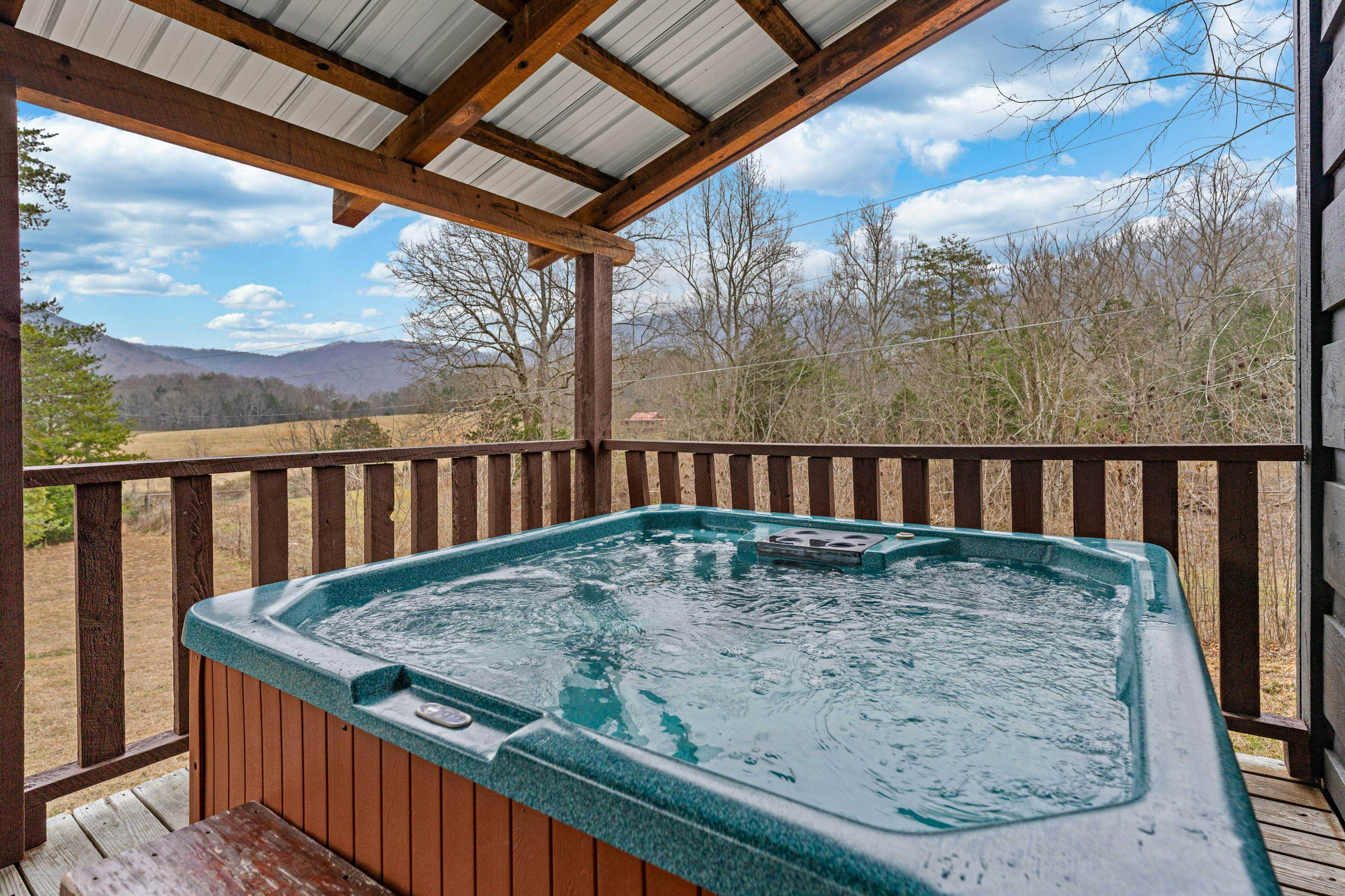 Peaceful Lodge-Style Cabin w/ Free Attraction TIckets & Private Hot Tub