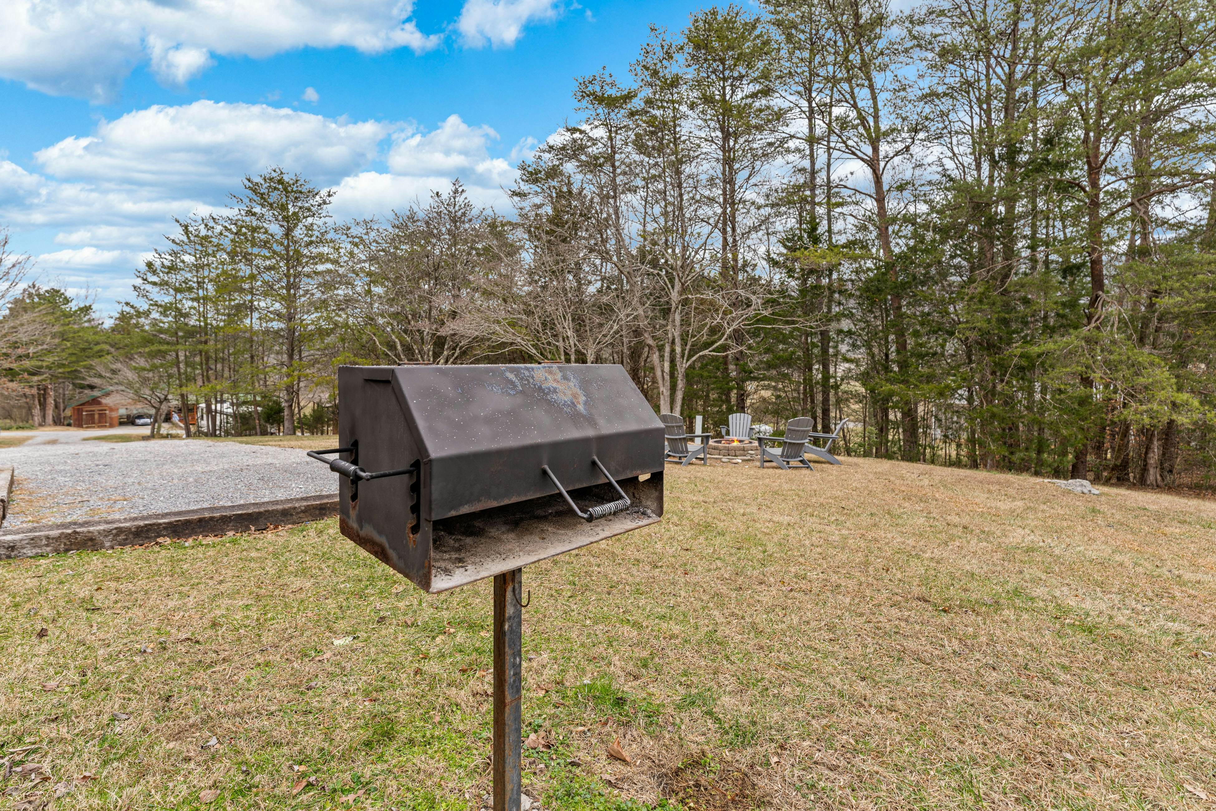 Peaceful Lodge-Style Cabin w/ Free Attraction TIckets & Private Hot Tub