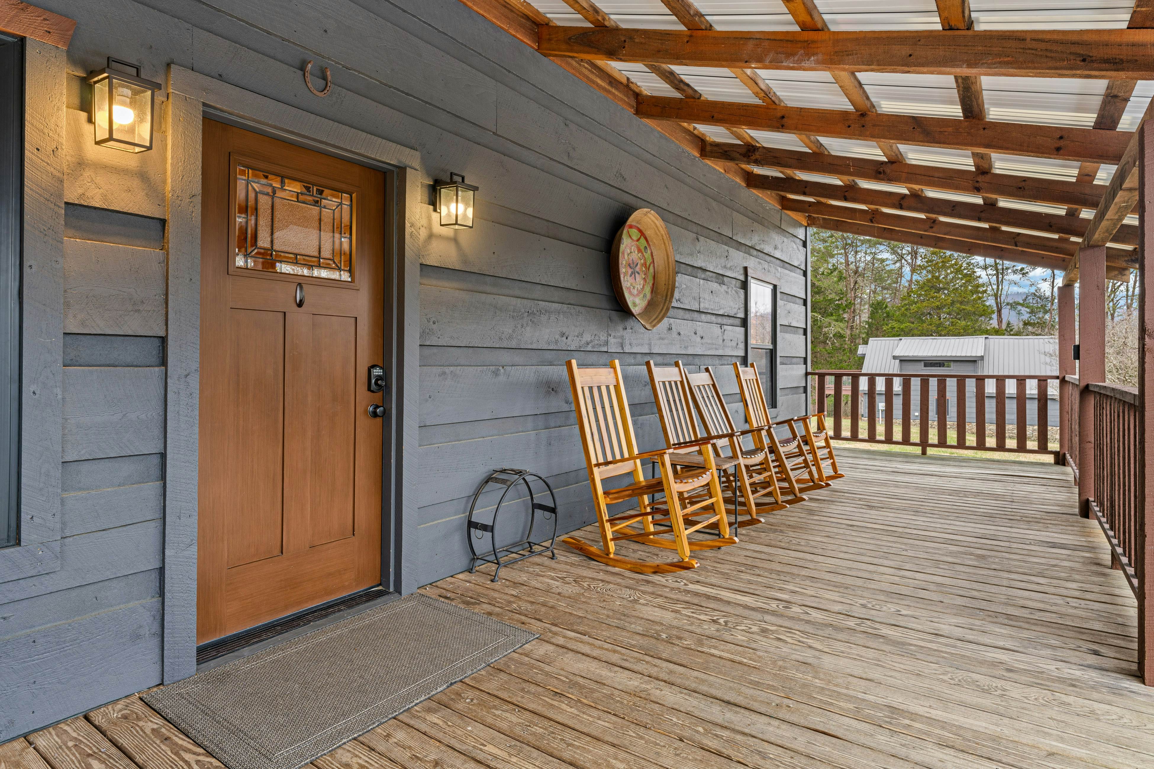 Peaceful Lodge-Style Cabin w/ Free Attraction TIckets & Private Hot Tub