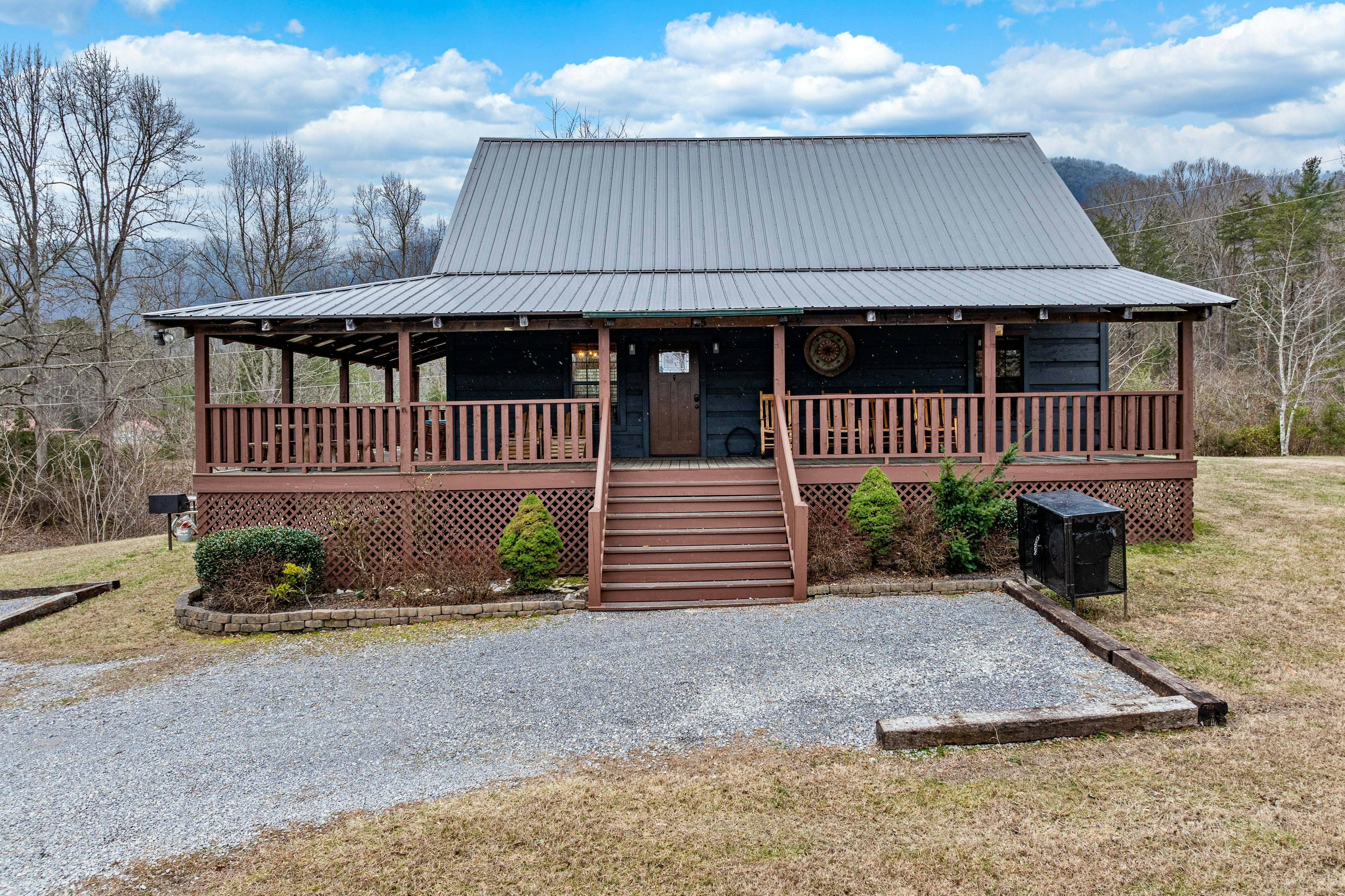 Peaceful Lodge-Style Cabin w/ Free Attraction TIckets & Private Hot Tub